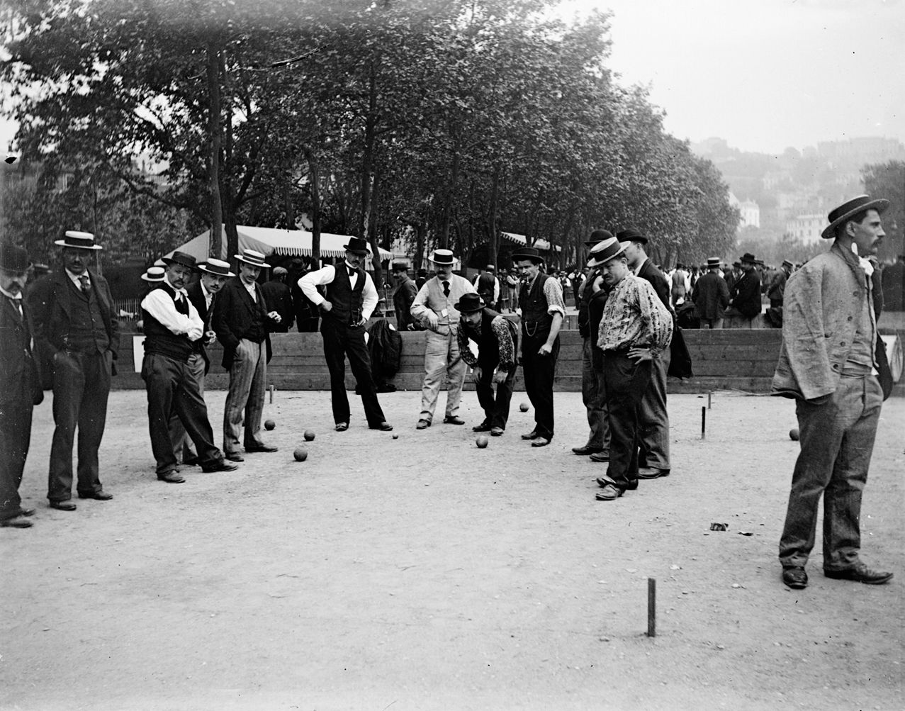 Concours de boules du Lyon-Républicain - Joueurs de boules sur le cours du Midi, à Lyon : photographie négative NB sur verre (vers 1900, cote 10PH/171)