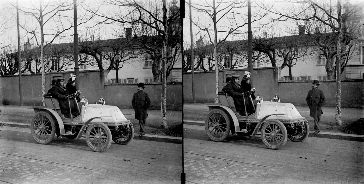 Départ d'une course de tricycles à pétrole et de voitures automobiles, cours L. Gambetta, à Lyon - Automobile avec passagers : photographie négative NB sur verre (vers 1900, cote 10PH/24)