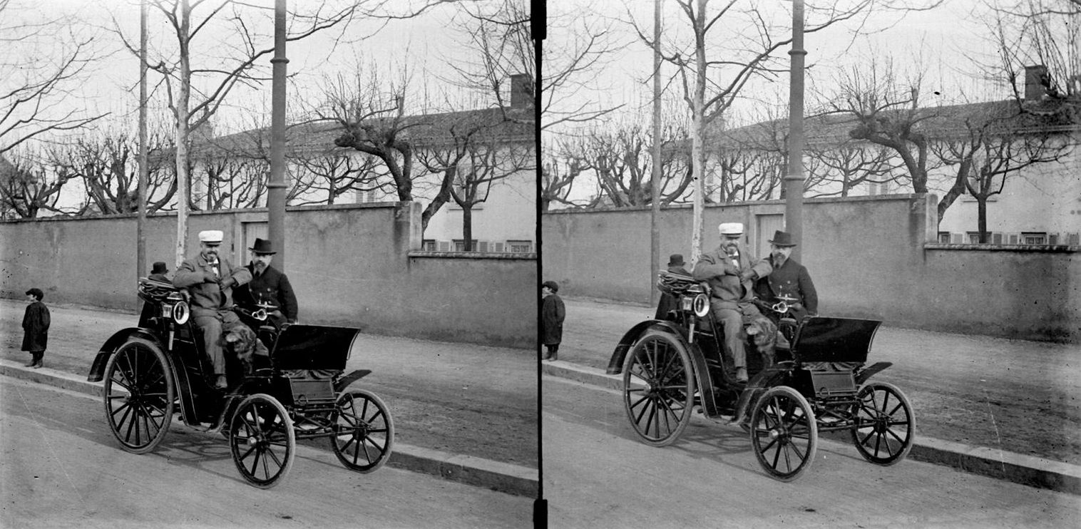 Départ d'une course de tricycles à pétrole et de voitures automobiles, cours L. Gambetta, à Lyon - Vis-à-vis Panhard-et-Levassor ou Vis-à-vis De Dion avec passagers : photographie négative NB sur verre (vers 1900, cote 10PH/25)