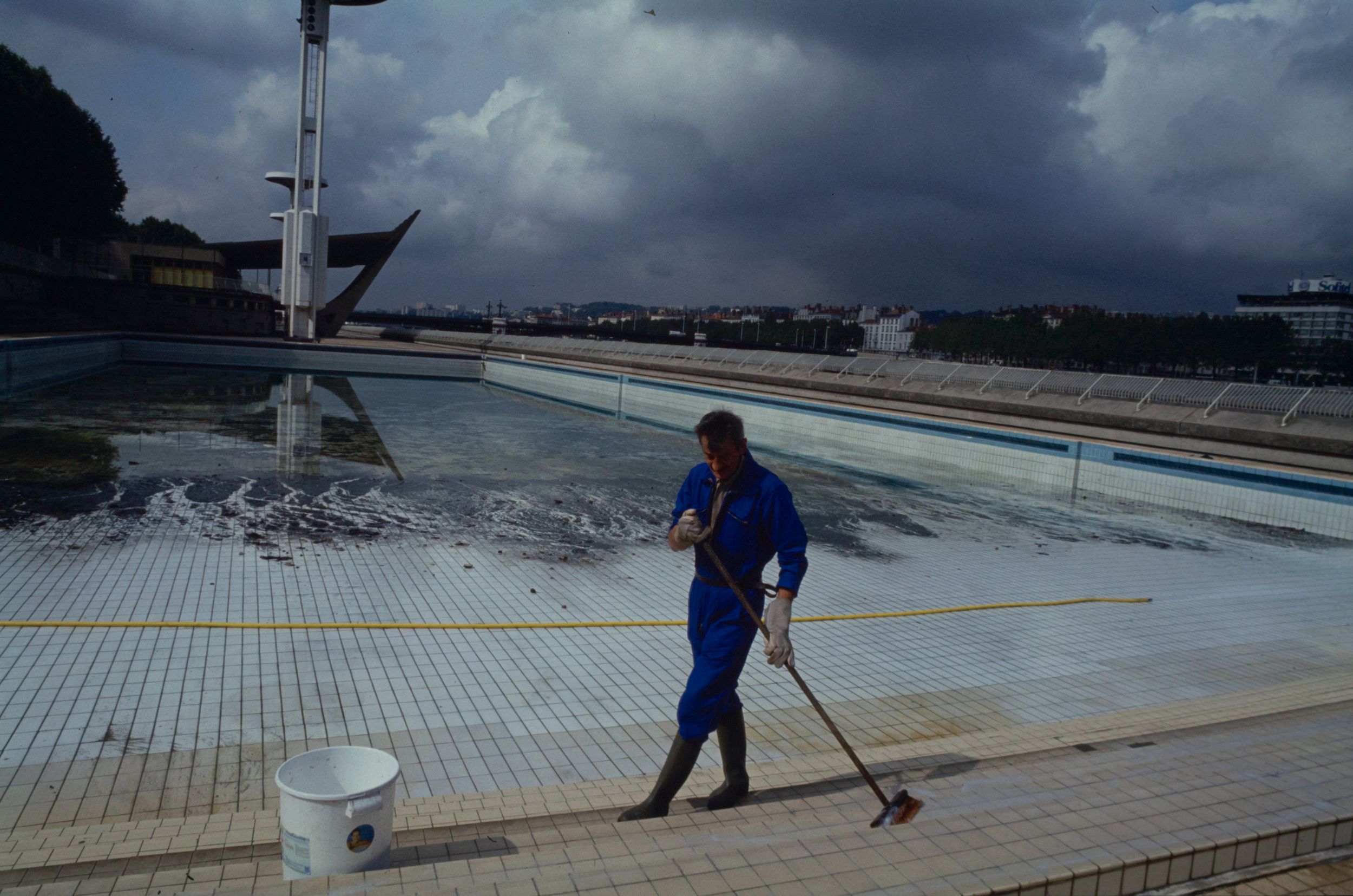 Entretien de la piscine du Rhône : photographie couleur, crédit Massin (1991-1992, cote 1508W/255)