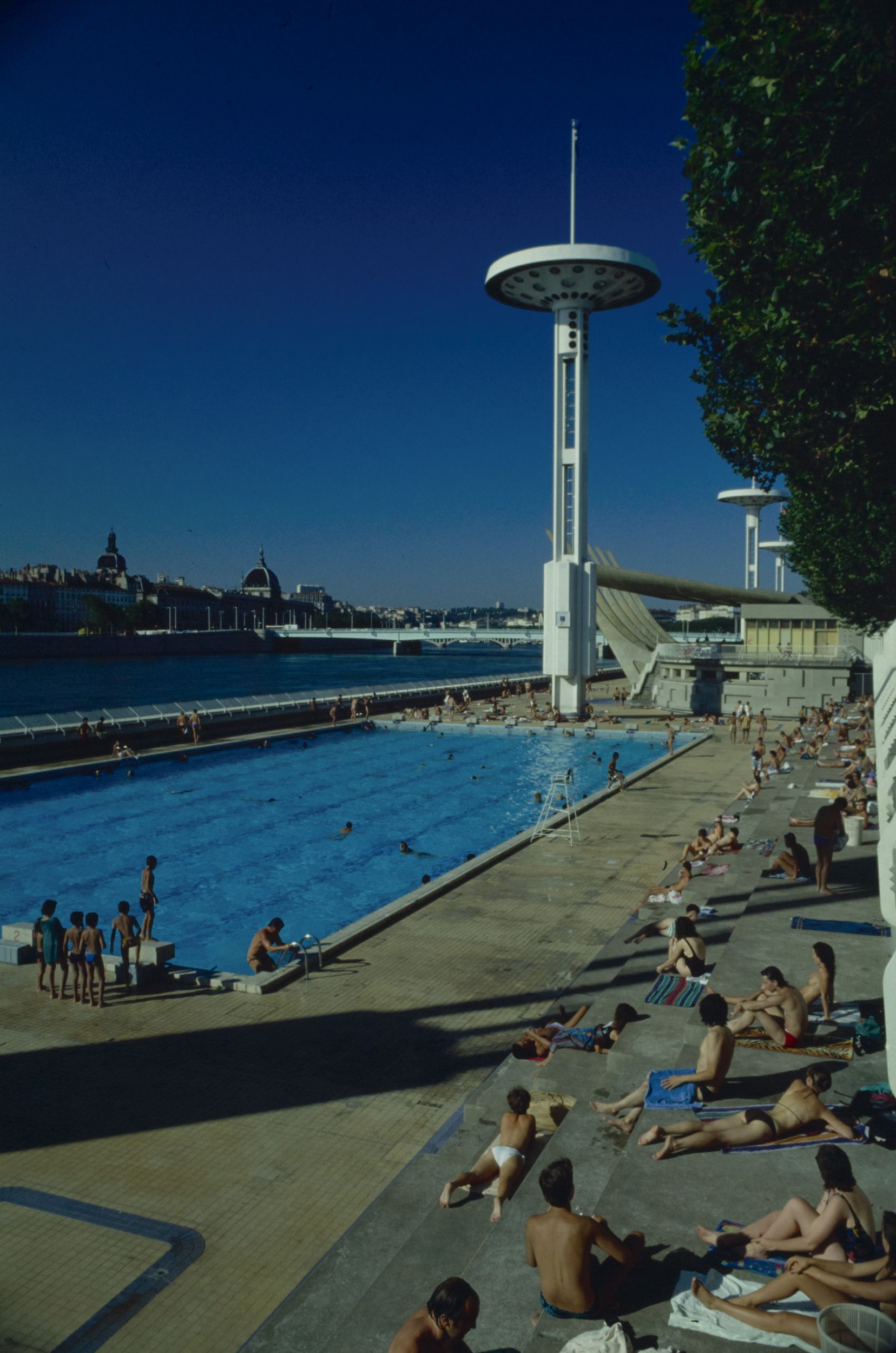 Piscine du Rhône : photographie couleur, crédit Massin (1991-1992, cote 1508W/255)