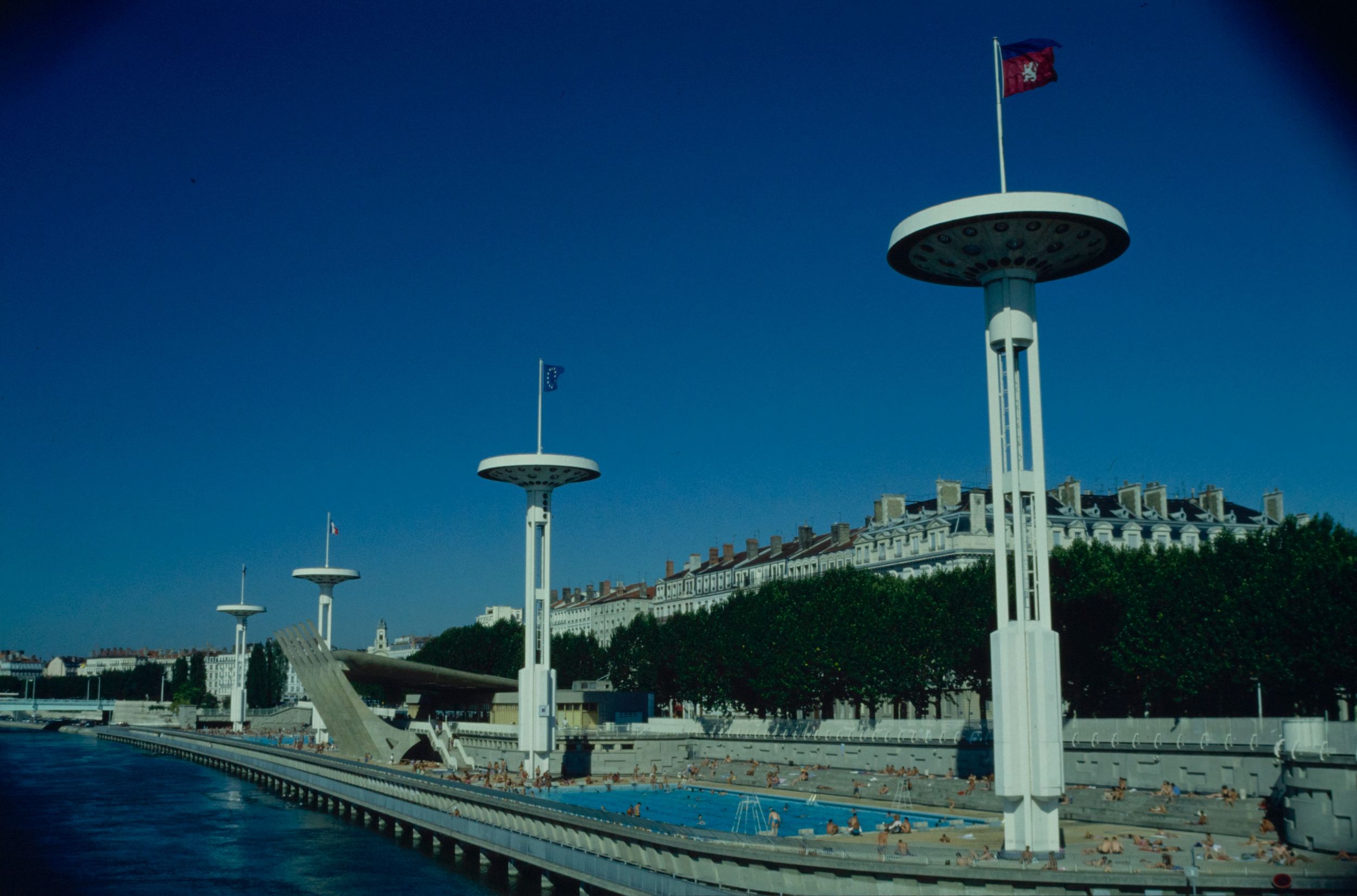 Piscine du Rhône : photographie couleur, crédit Massin (1991-1992, cote 1508W/255)