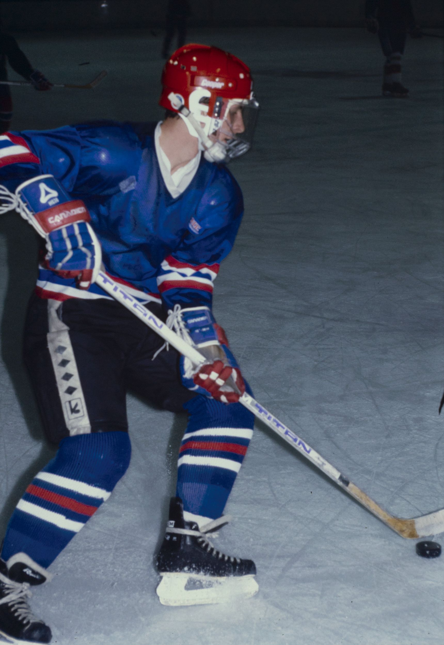 Hockeyeur, patinoire Charlemagne : photographie couleur, crédit Massin (1991-1992, cote 1508W/255)