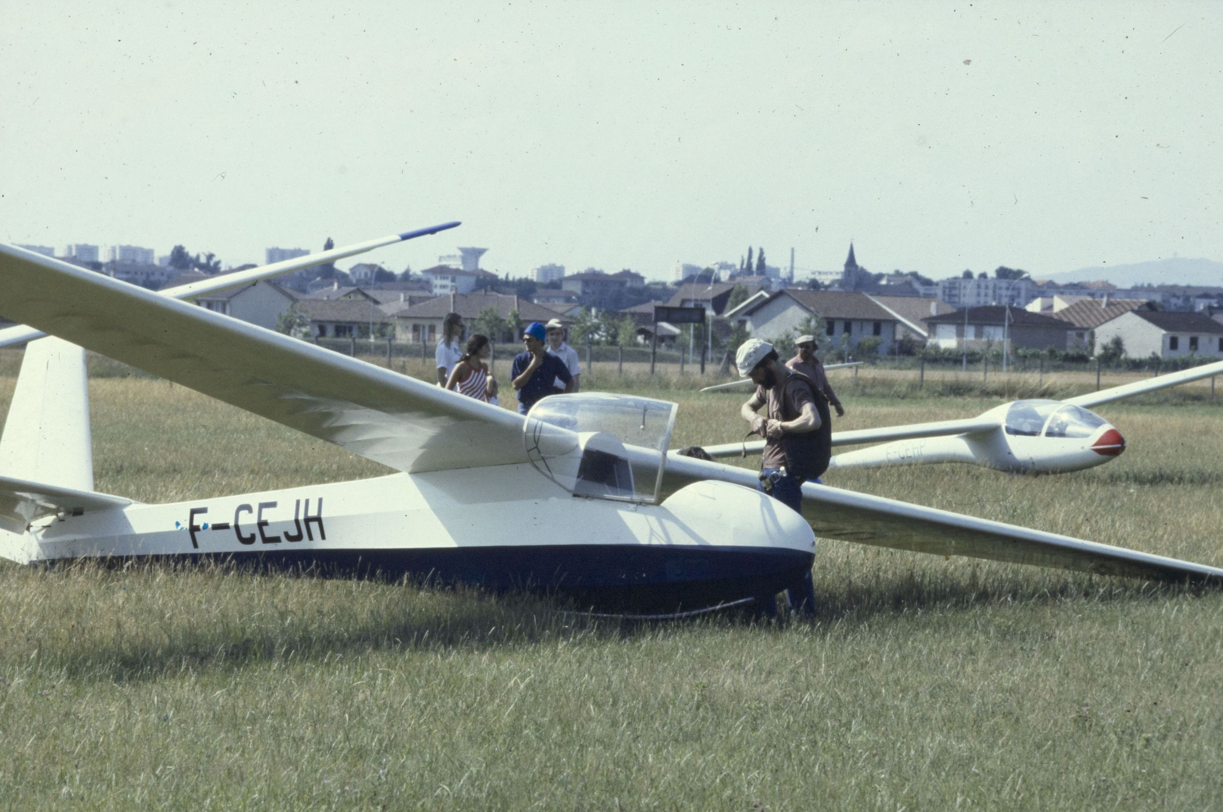 Deltaplane - Préparation au vol : photographie couleur (1980, cote 1518WP/27)