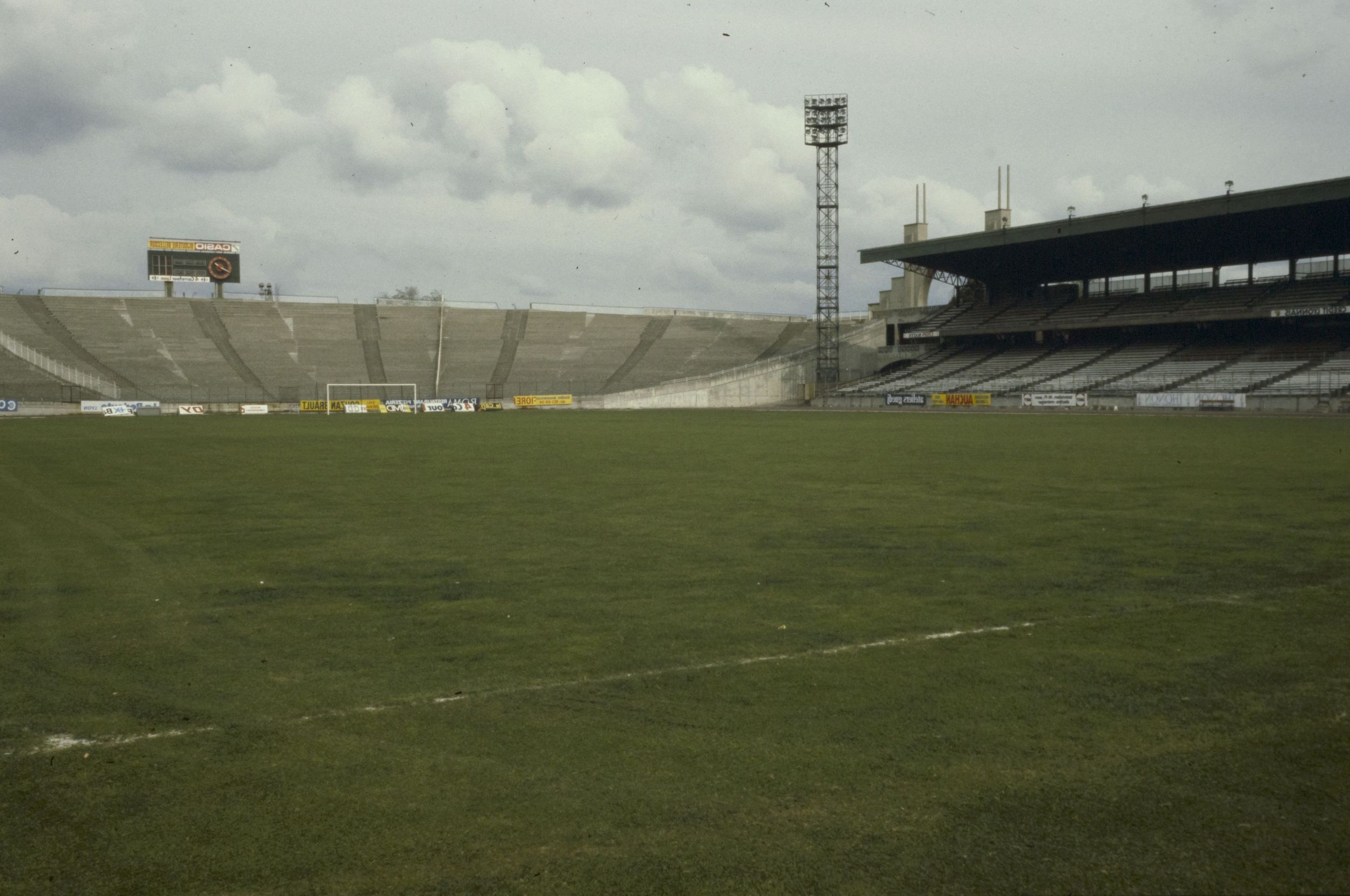 Stade de Gerland : photographie couleur (1980, cote 1518WP/42)