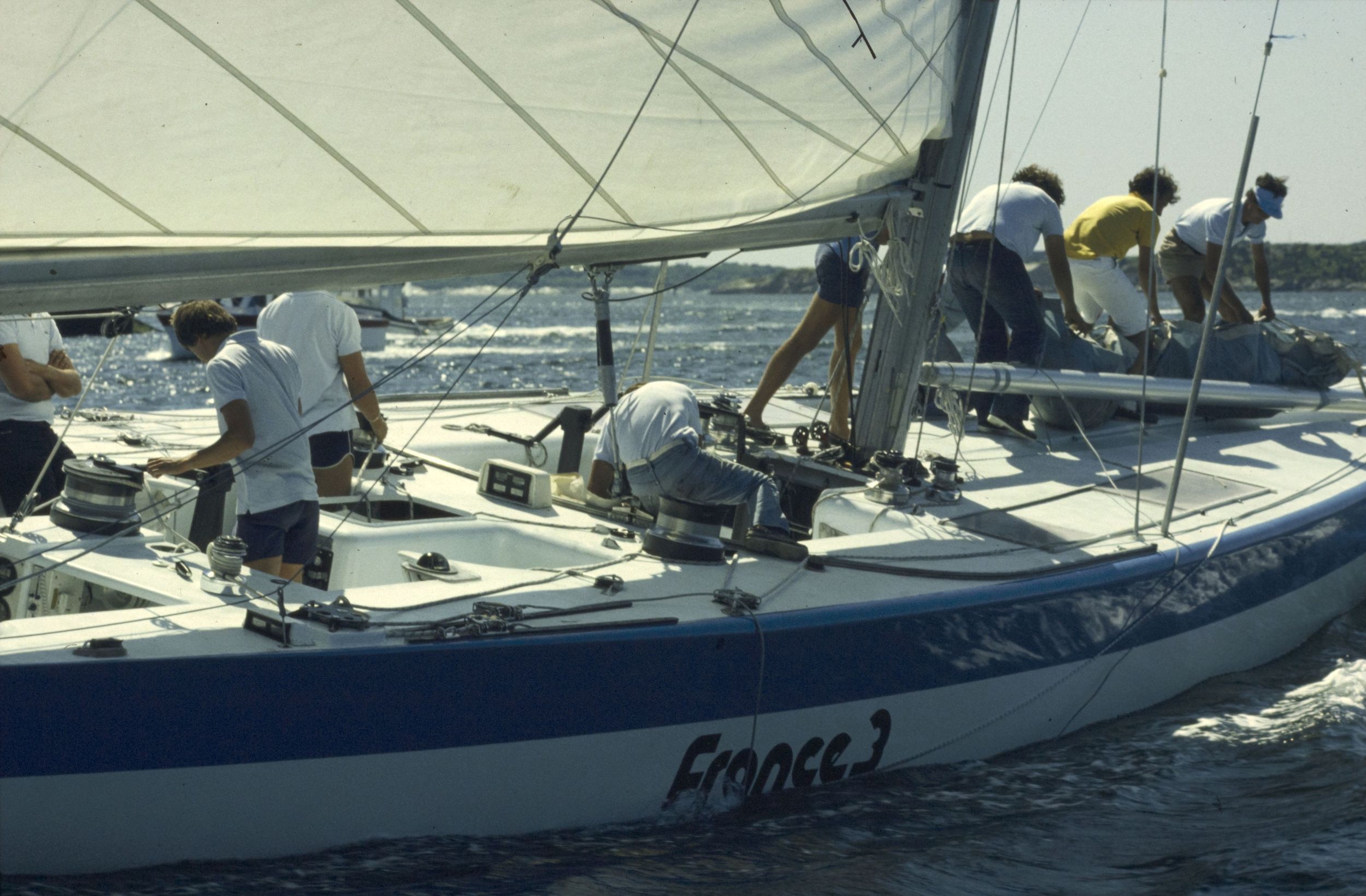 Démonstration du bateau France 3 avant sa participation à la Coupe de l'América : photographie couleur (1980, cote 1518WP/111)