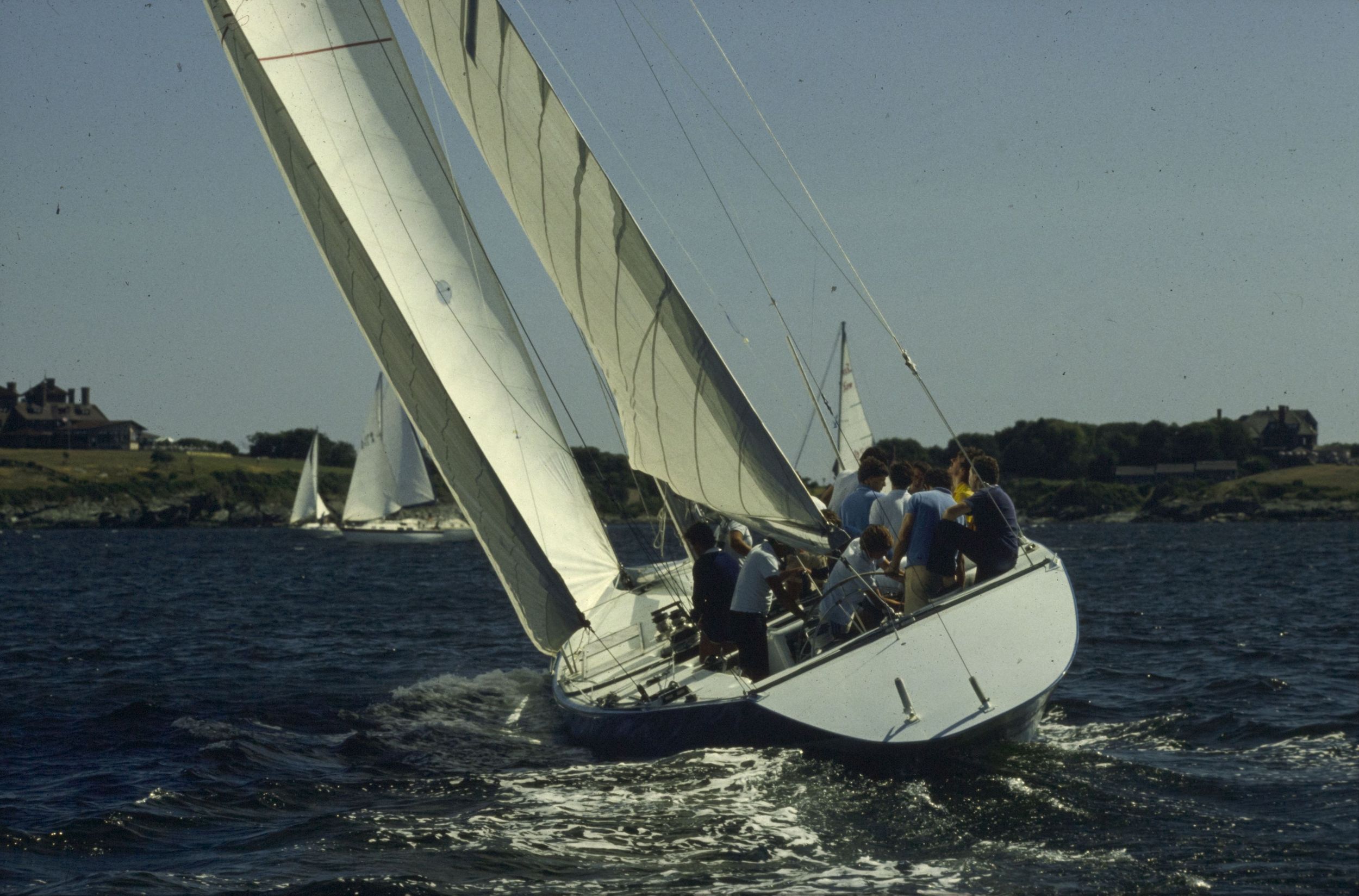 Démonstration du bateau France 3 avant sa participation à la Coupe de l'América : photographie couleur (1980, cote 1518WP/111)