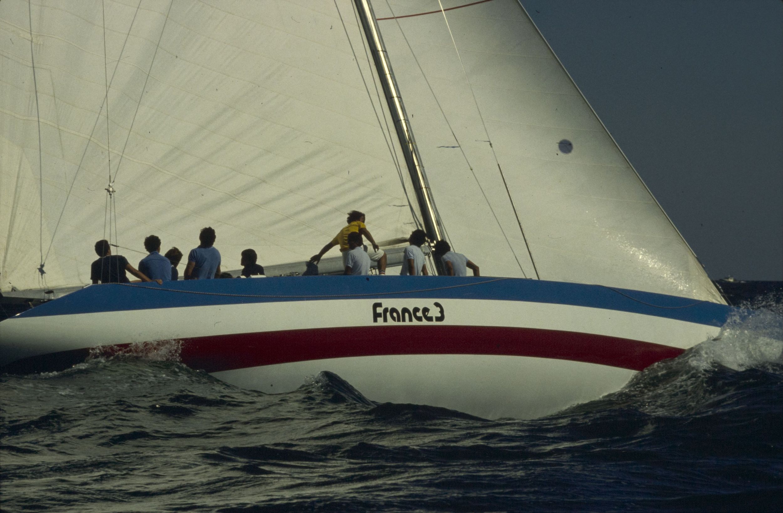 Démonstration du bateau France 3 avant sa participation à la Coupe de l'América : photographie couleur (1980, cote 1518WP/111)