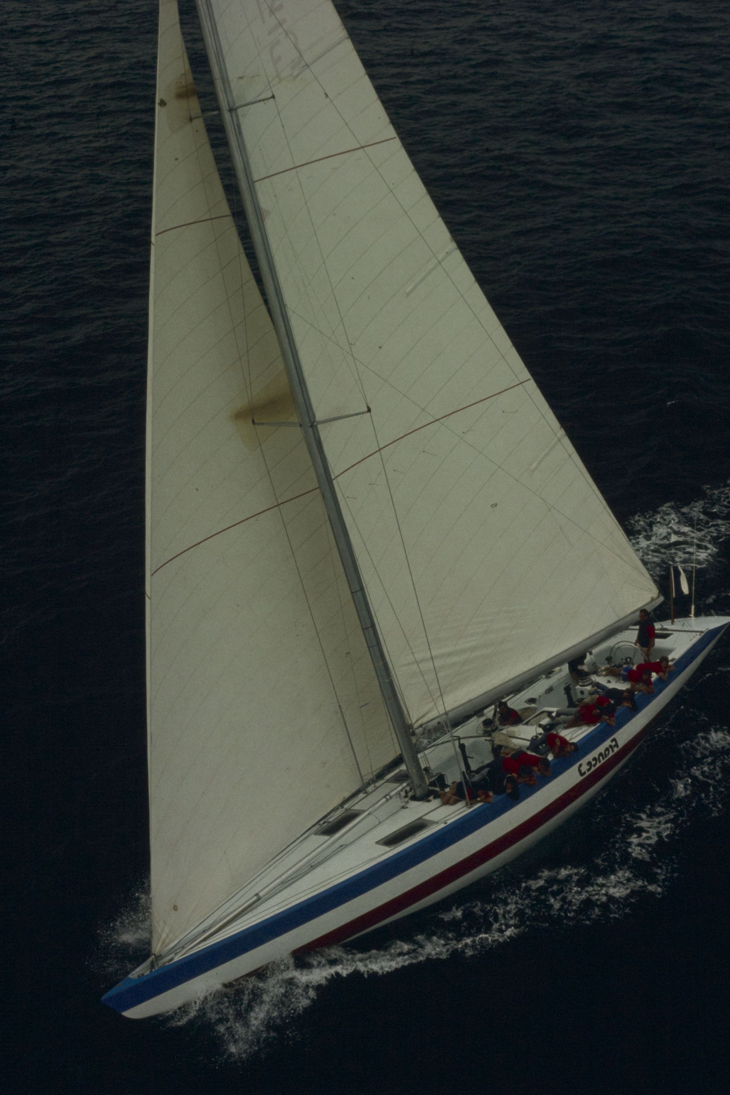 Démonstration du bateau France 3 avant sa participation à la Coupe de l'América : photographie couleur (1980, cote 1518WP/111)