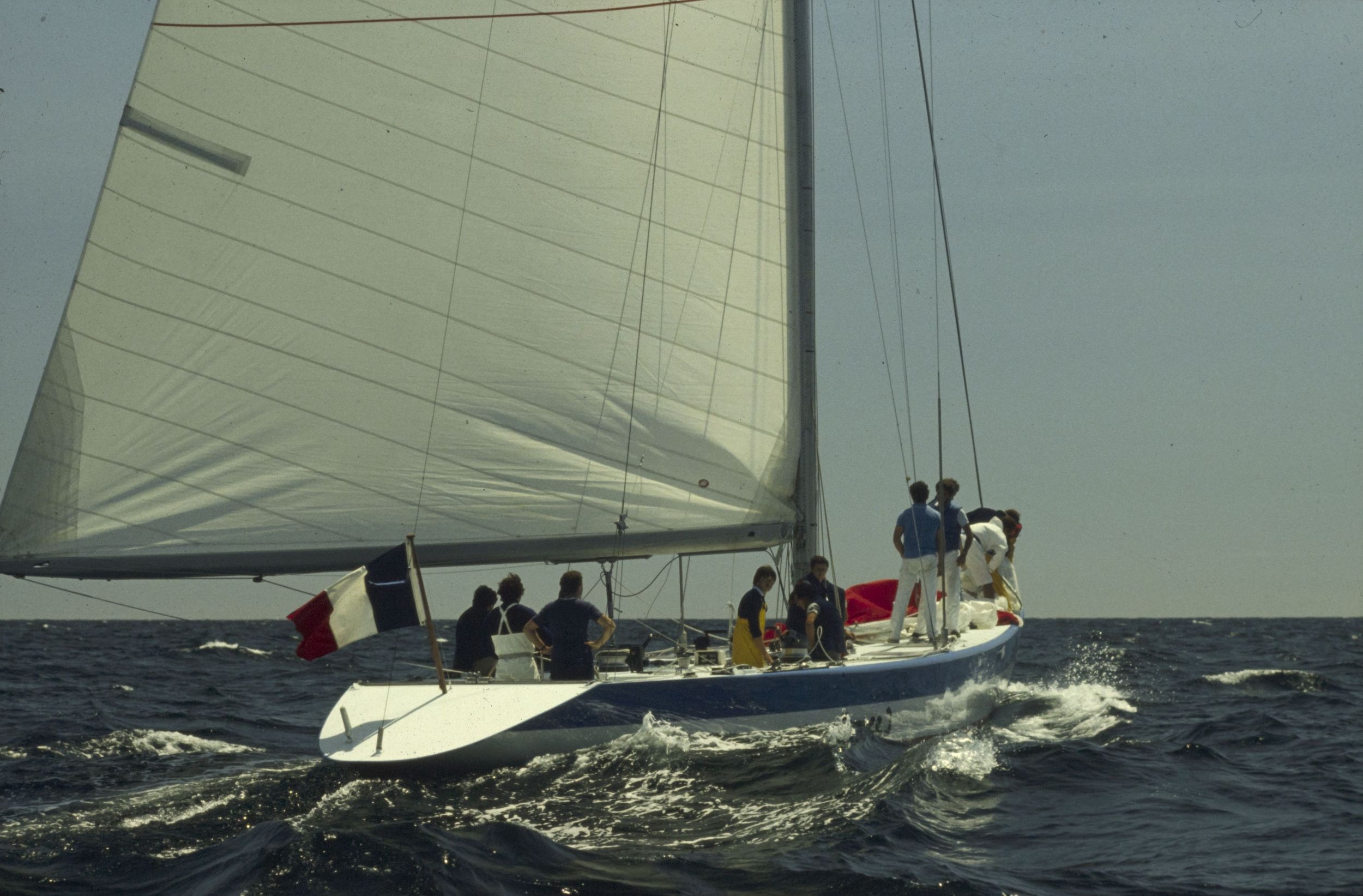 Démonstration du bateau France 3 avant sa participation à la Coupe de l'América : photographie couleur (1980, cote 1518WP/111)