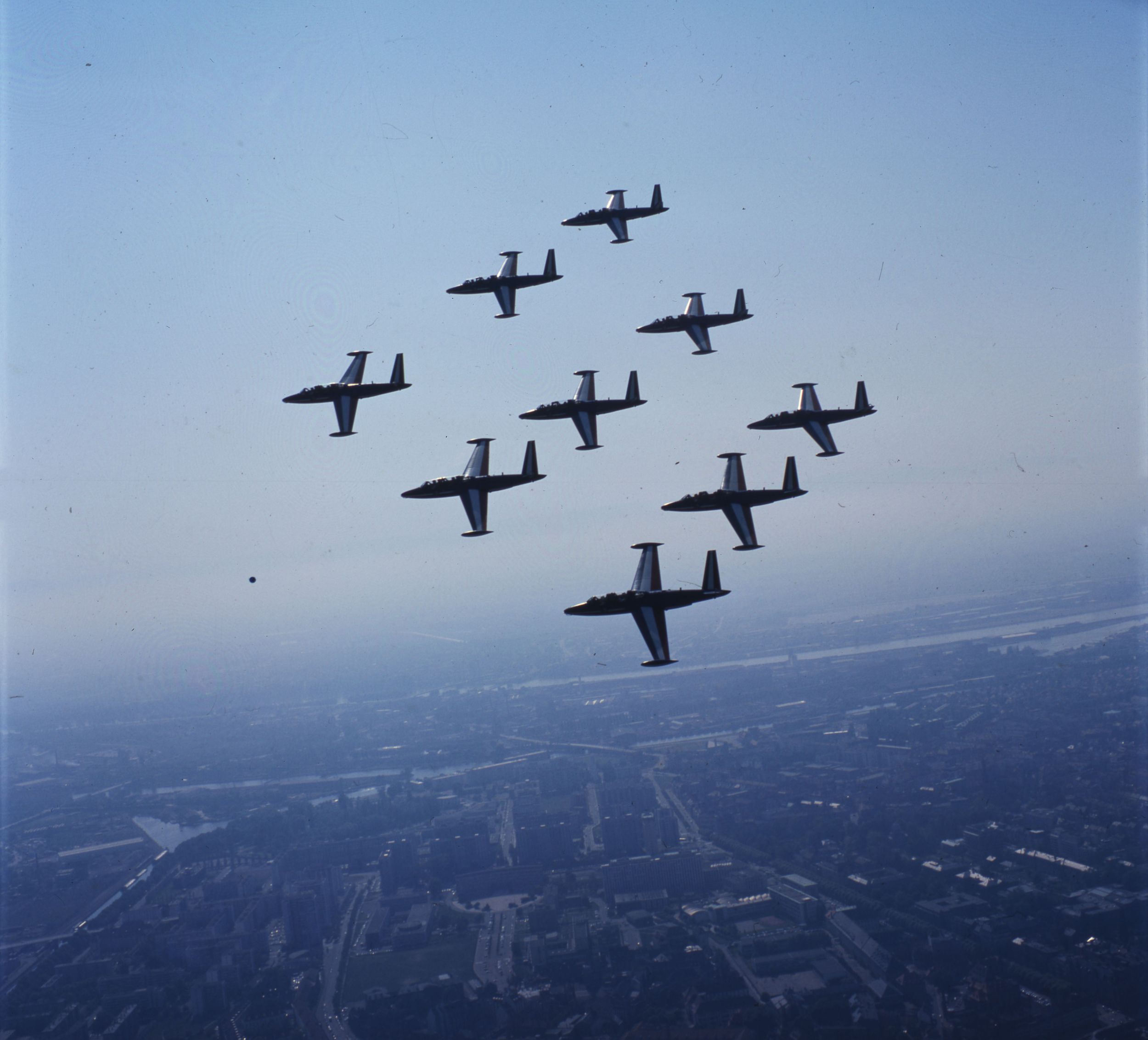 Démonstration de la Patrouille de France : photographie couleur (1980, cote 1518WP/122)