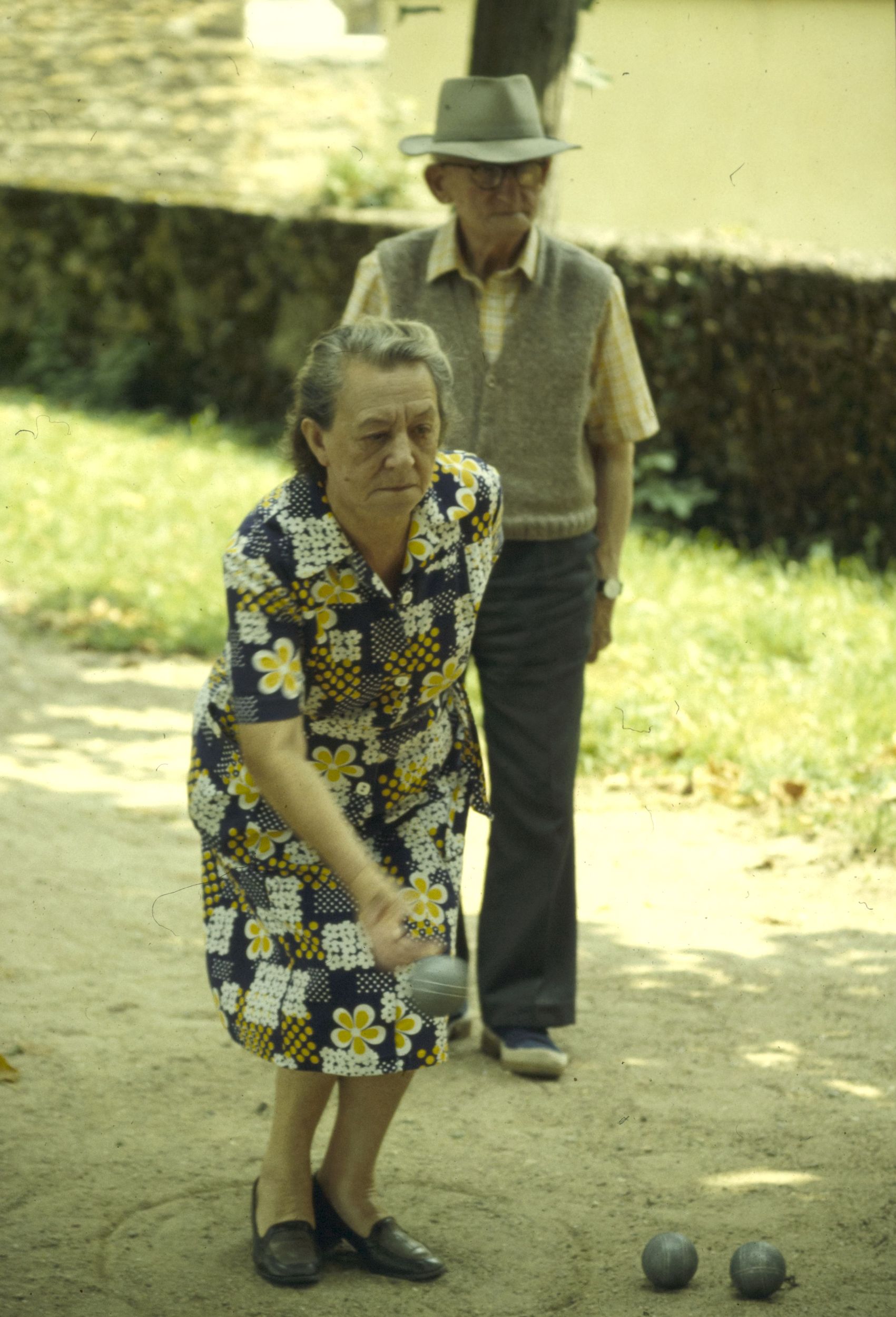 Activités de personnes âgées dans des maisons de retraite - Jeu de boule : photographie couleur (1980, cote 1518WP/131)