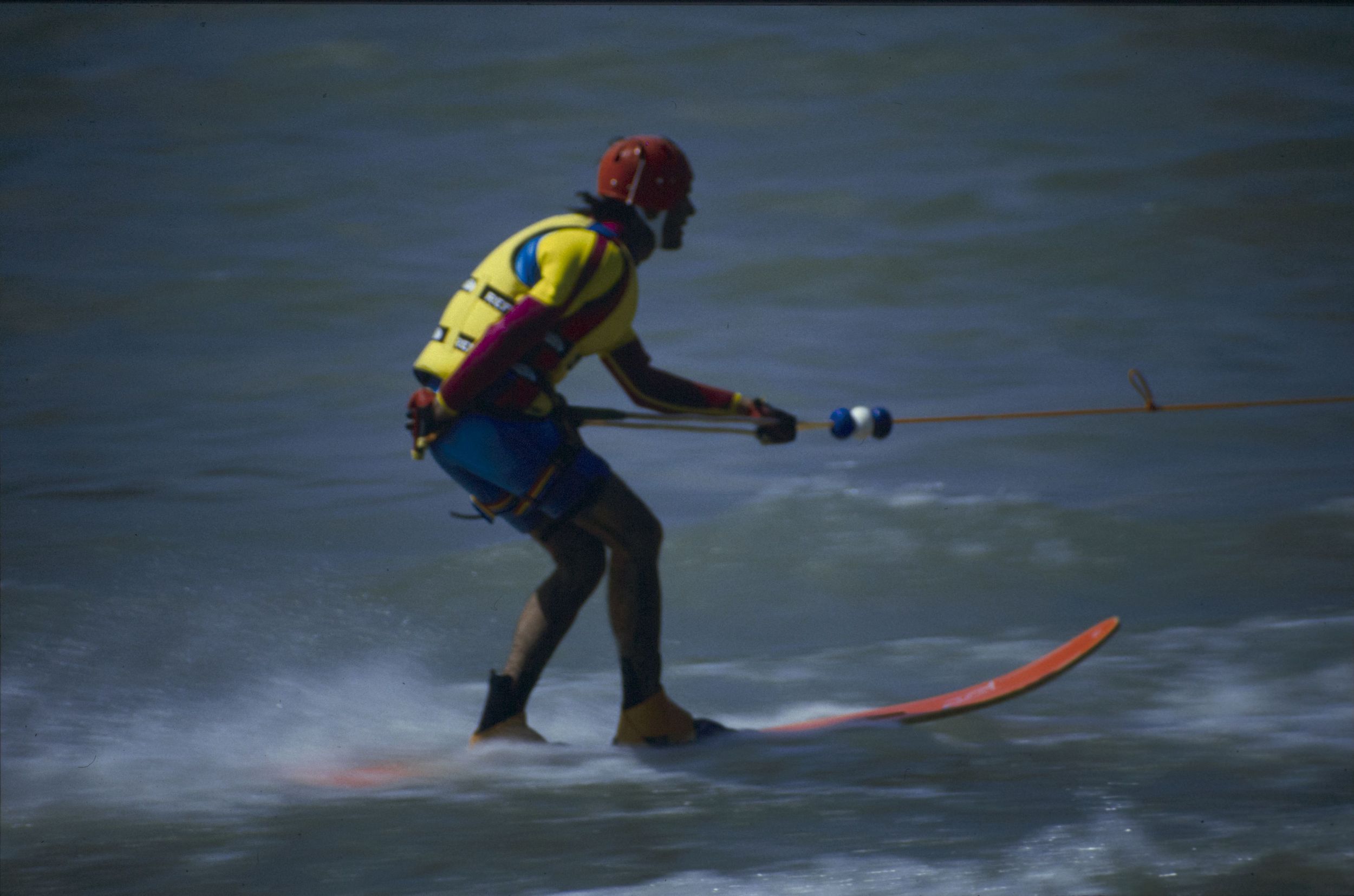 "Le mai de Lyon" - Démonstration de ski nautique : photographie couleur (1980, cote 1518WP/136)