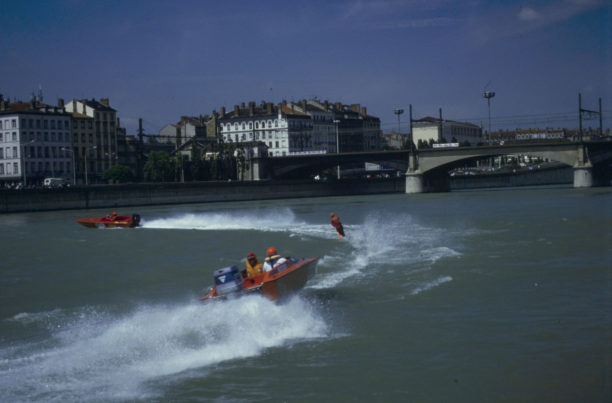 "Le mai de Lyon" : photographie couleur (1980, cote 1518WP/136)