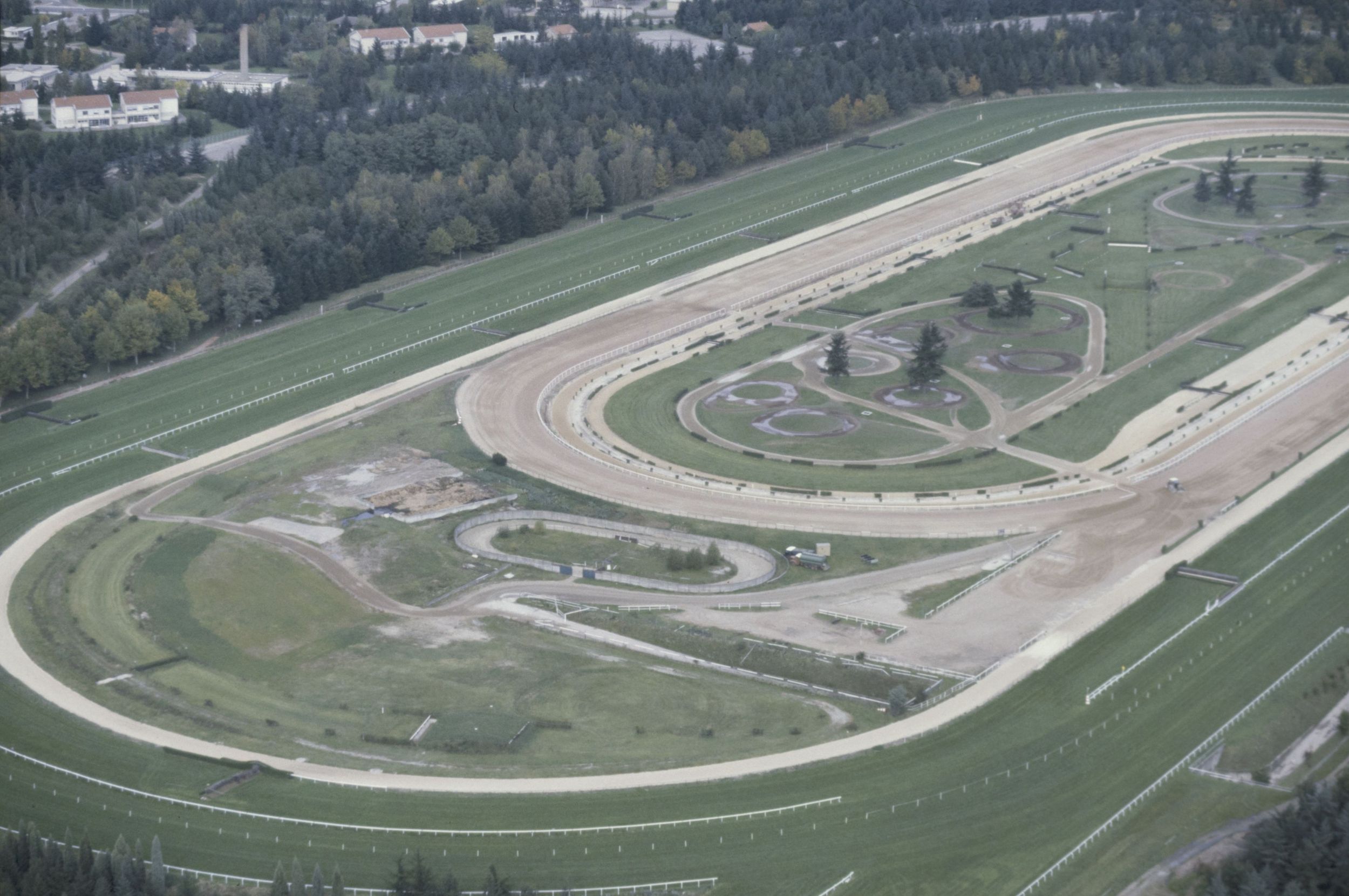 Vue aérienne d'un hippodrome : photographie couleur (1980, cote 1518WP/158)