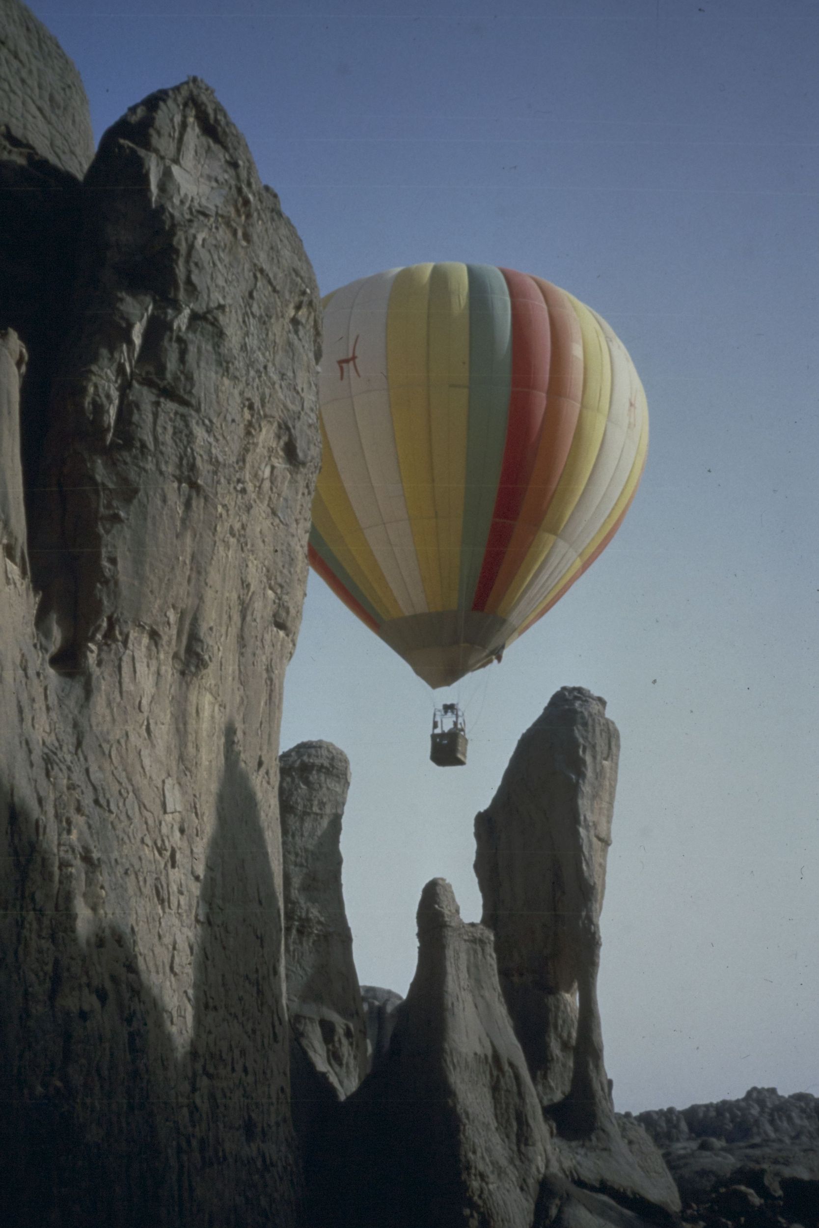 Survol du désert en montgolfière par une équipe lyonnaise et parisienne, photographie parue dans "Vivre à Lyon" n° 70 septembre 1984 : photo. couleur (1980-1984, cote 1518WP/194)