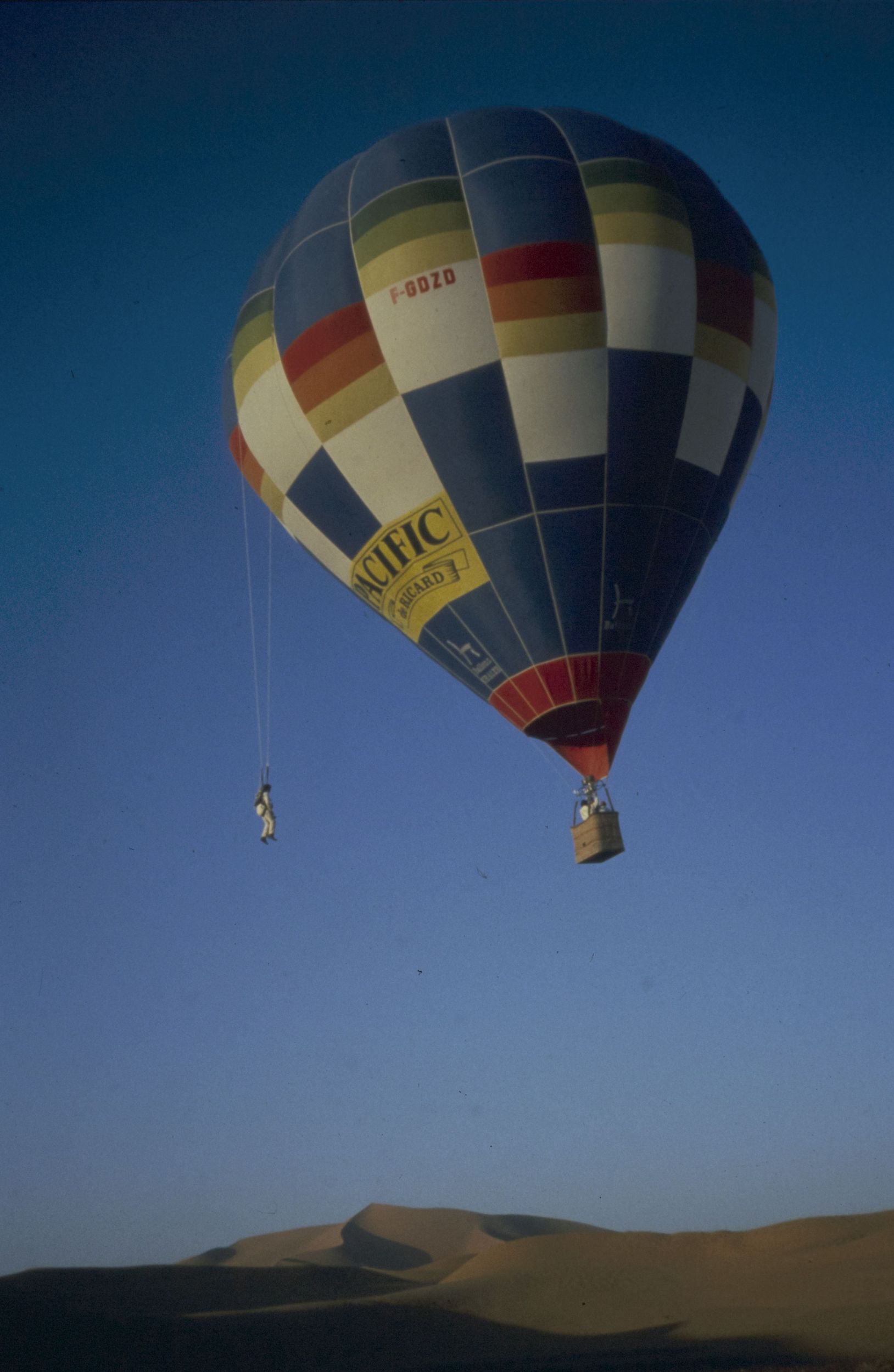 Survol du désert en montgolfière par une équipe lyonnaise et parisienne, photographie parue dans "Vivre à Lyon" n° 70 septembre 1984 : photo. couleur (1980-1984, cote 1518WP/194)