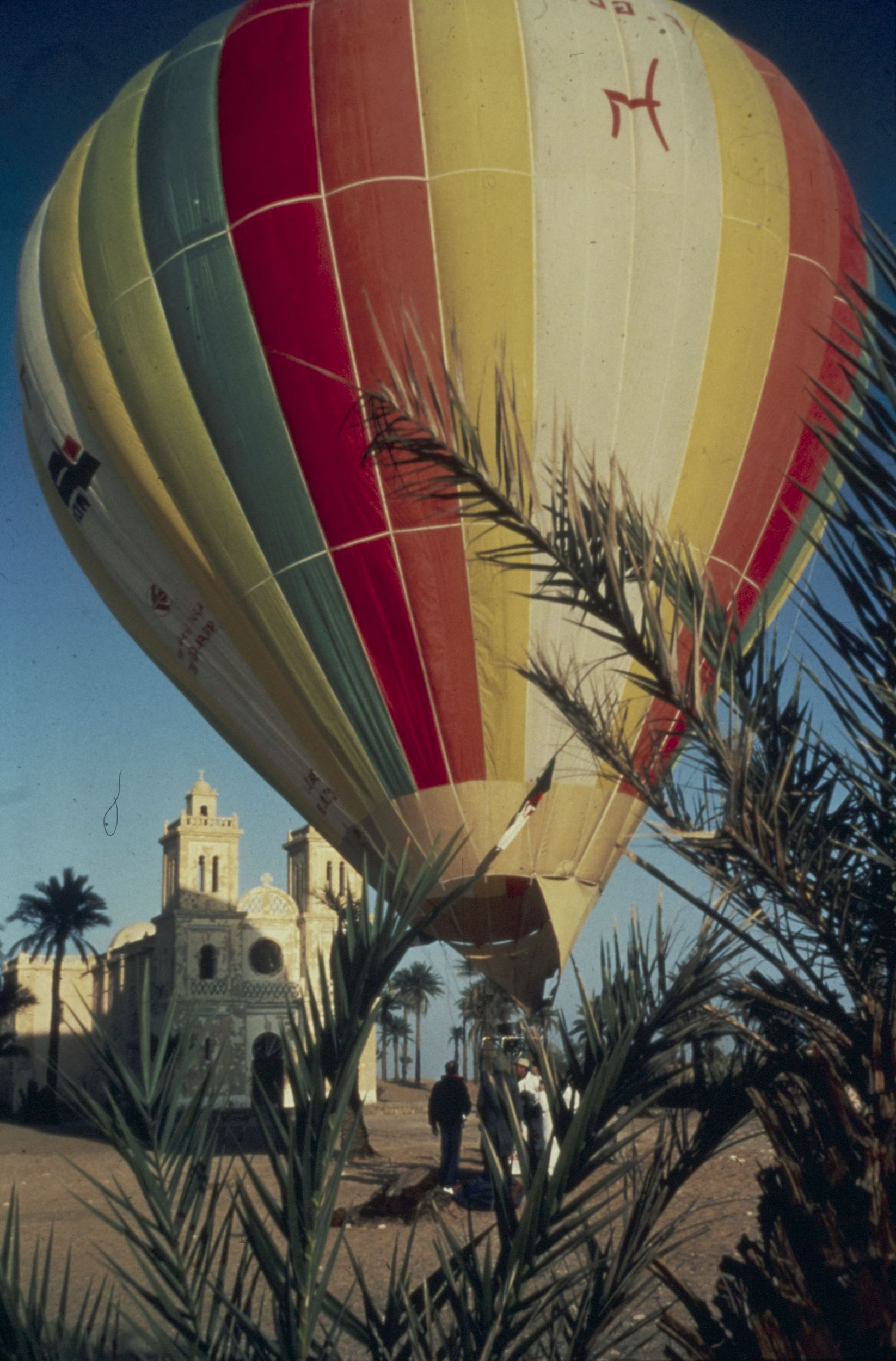 Survol du désert en montgolfière par une équipe lyonnaise et parisienne, photographie parue dans "Vivre à Lyon" n° 70 septembre 1984 : photo. couleur (1980-1984, cote 1518WP/194)