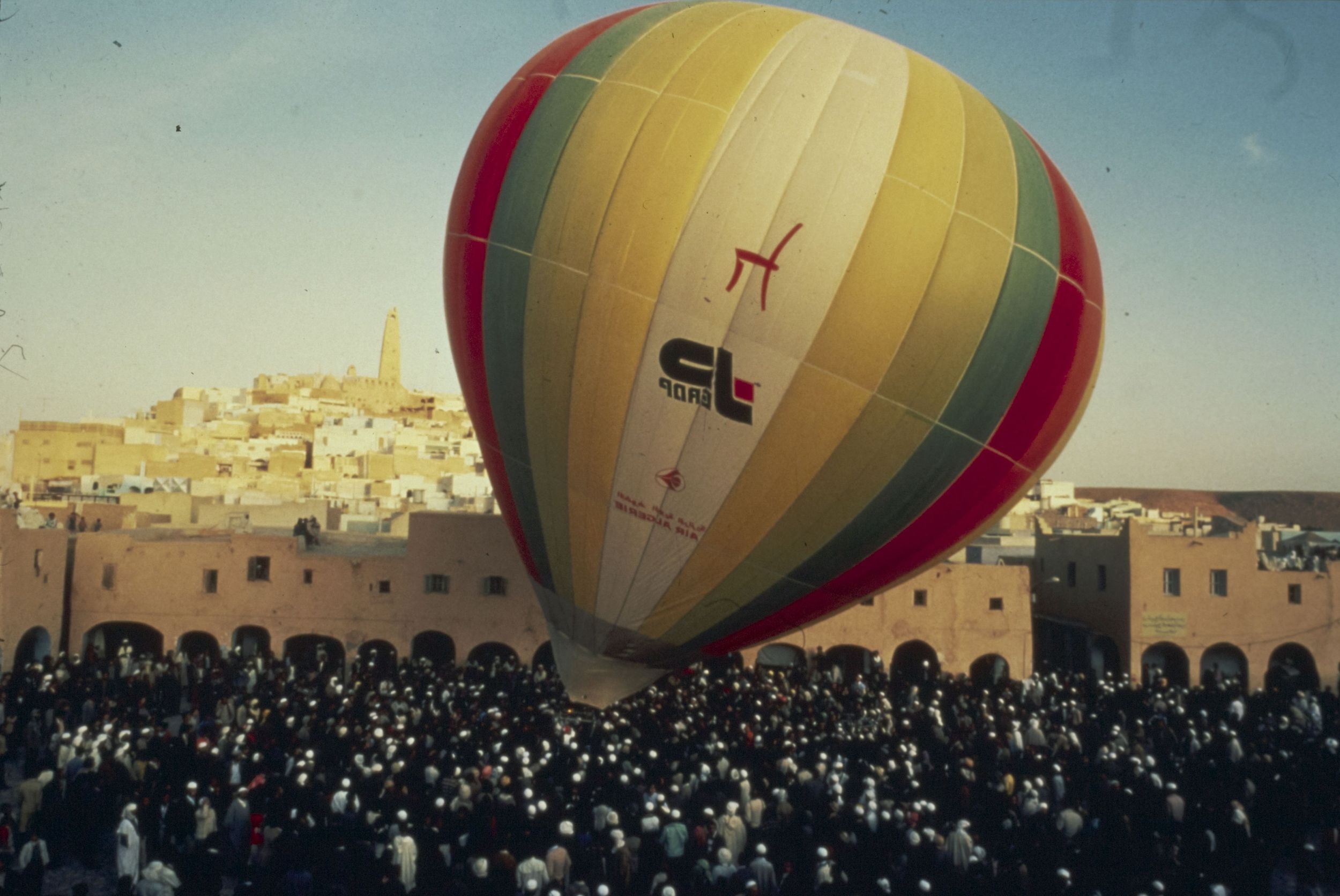 Survol du désert en montgolfière par une équipe lyonnaise et parisienne, photographie parue dans "Vivre à Lyon" n° 70 septembre 1984 : photo. couleur (1980-1984, cote 1518WP/194)