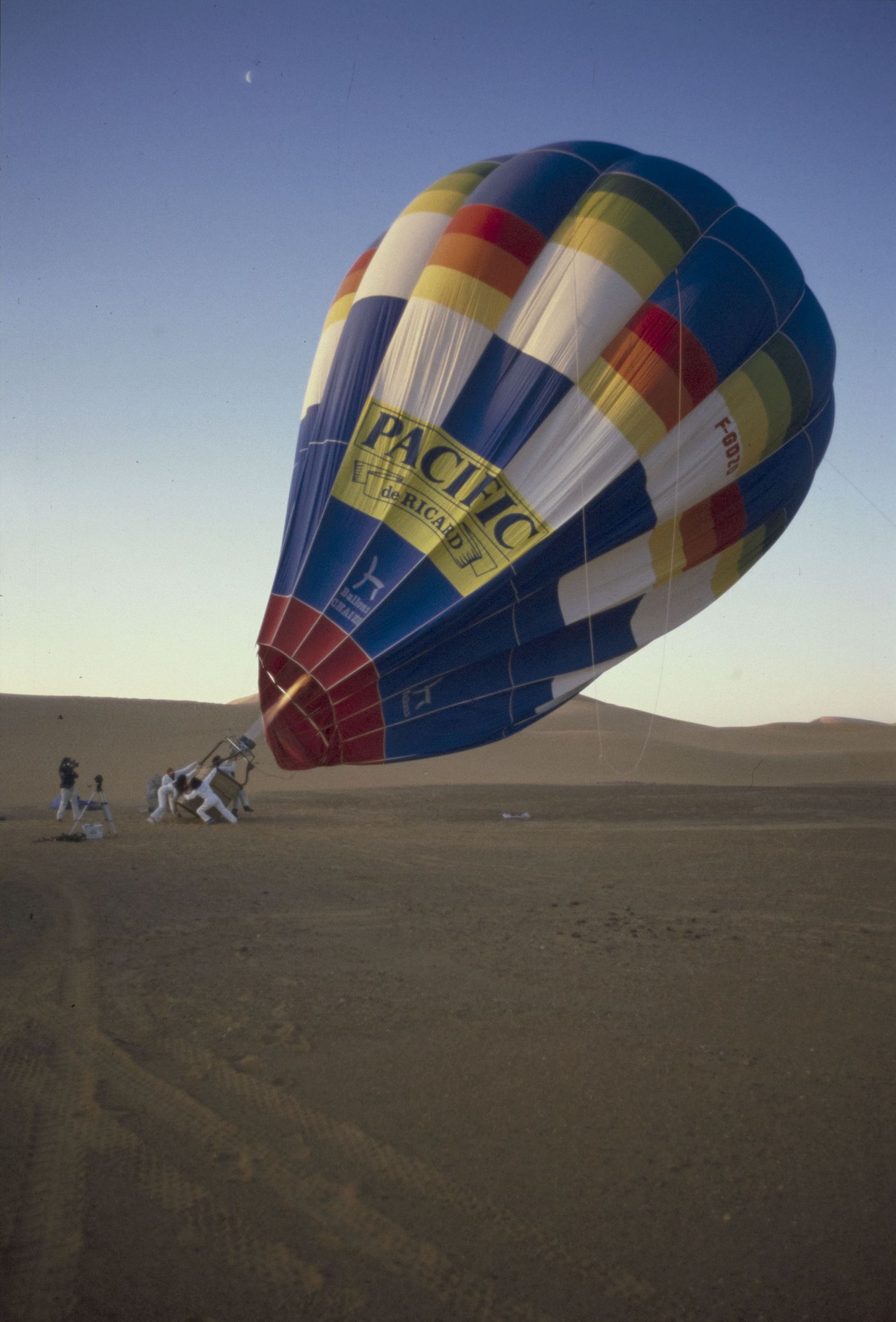 Survol du désert en montgolfière par une équipe lyonnaise et parisienne, photographie parue dans "Vivre à Lyon" n° 70 septembre 1984 : photo. couleur (1980-1984, cote 1518WP/194)