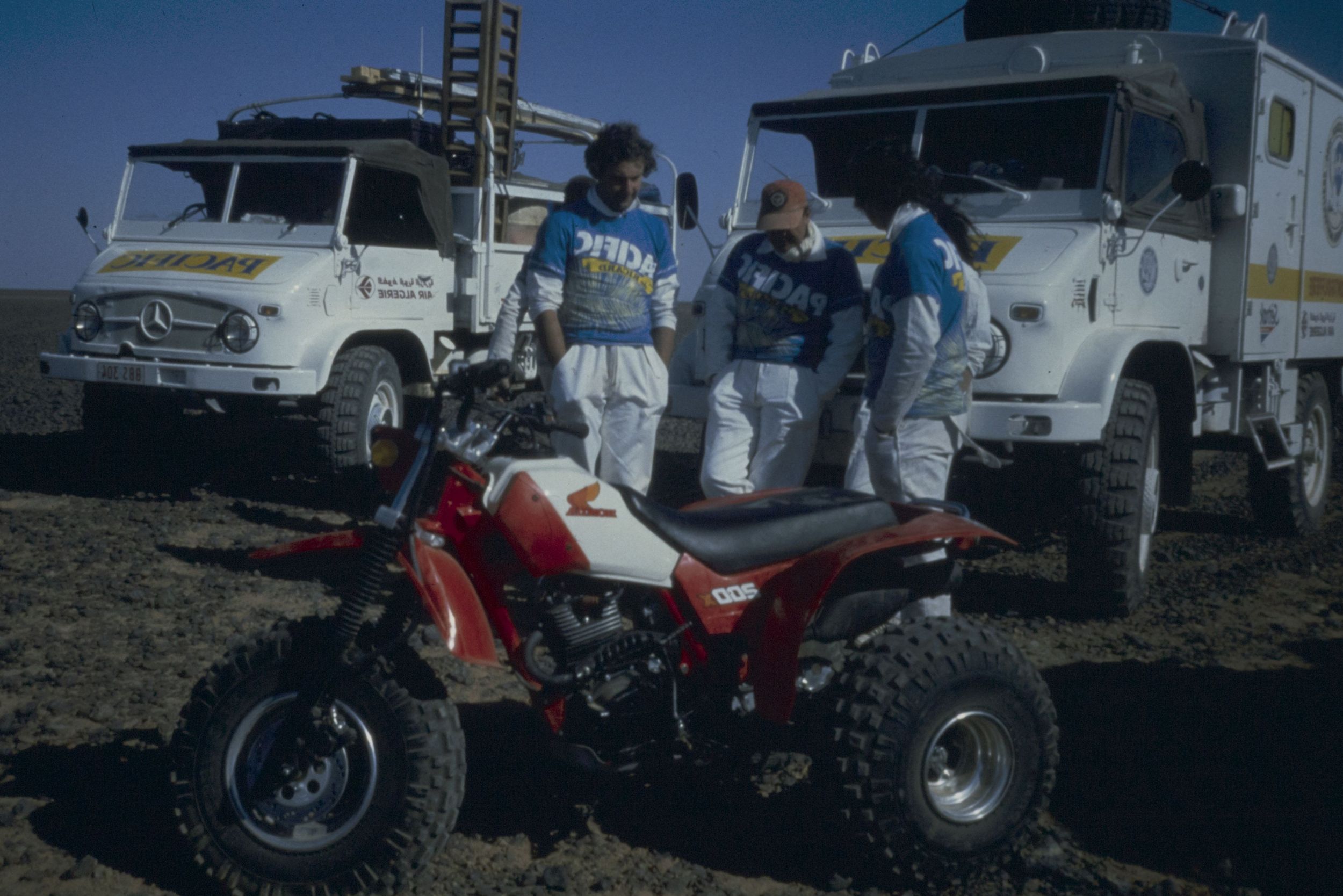 Rallye moto - Etape dans le désert : photographie couleur (1984, cote 1518WP/195)