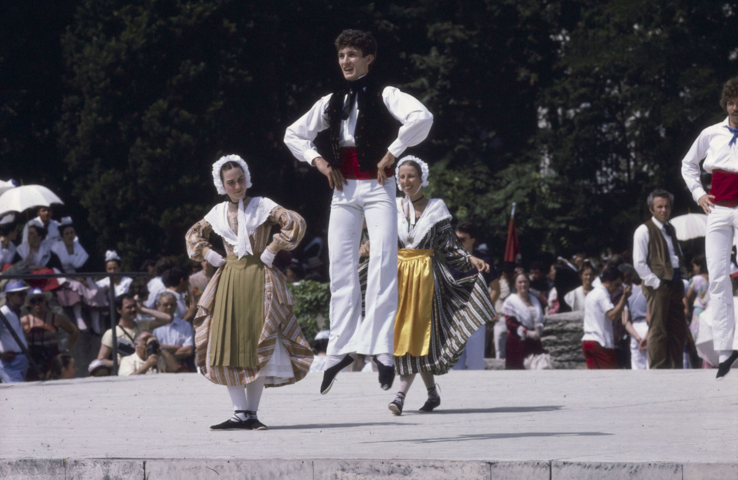 Animation lors de la Biennale de la danse : photographie couleur (1980, cote 1518WP/212)