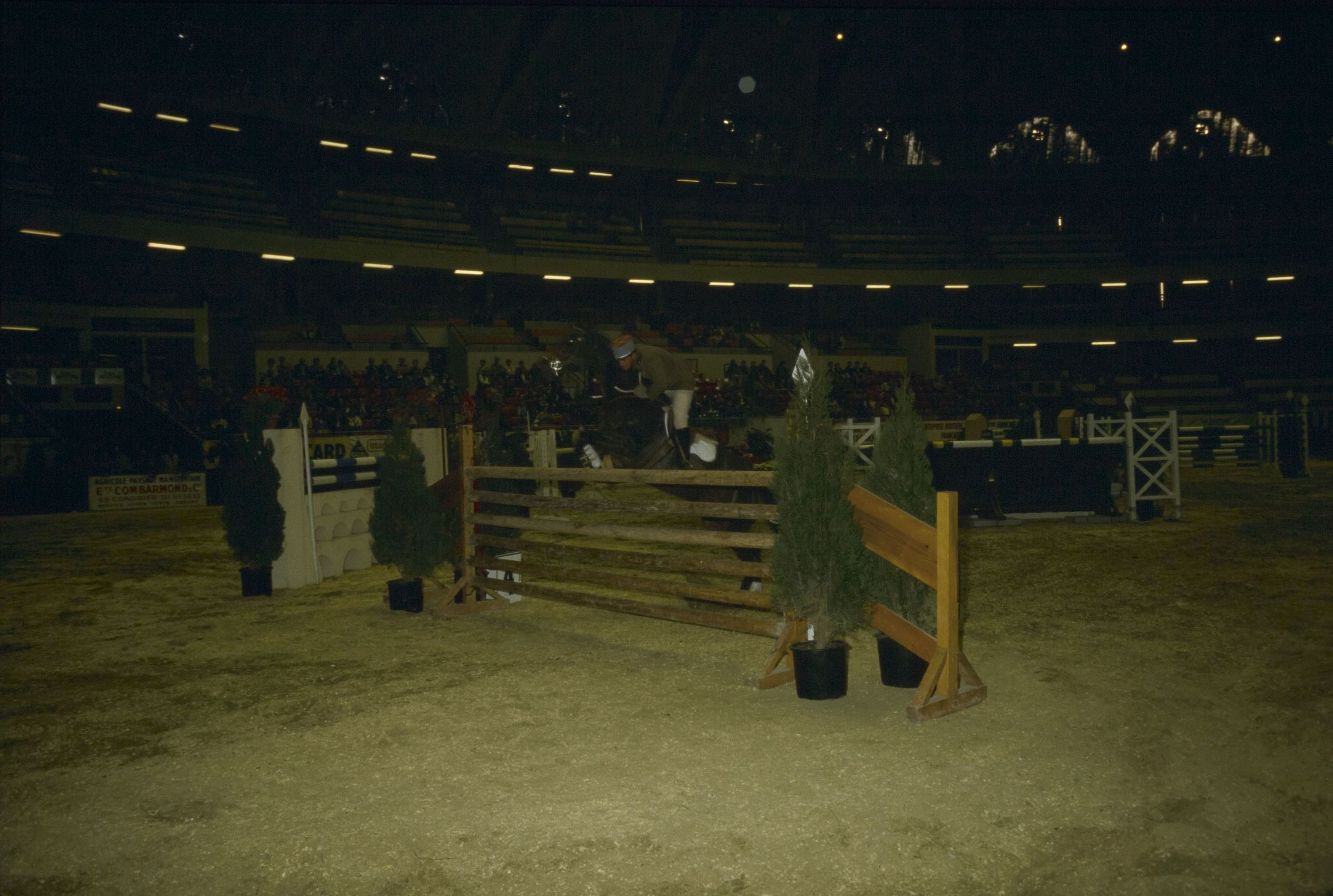 Jumping International de Lyon au Palais des Sports de Gerland : photographie couleur (1980, cote 1518WP/215)