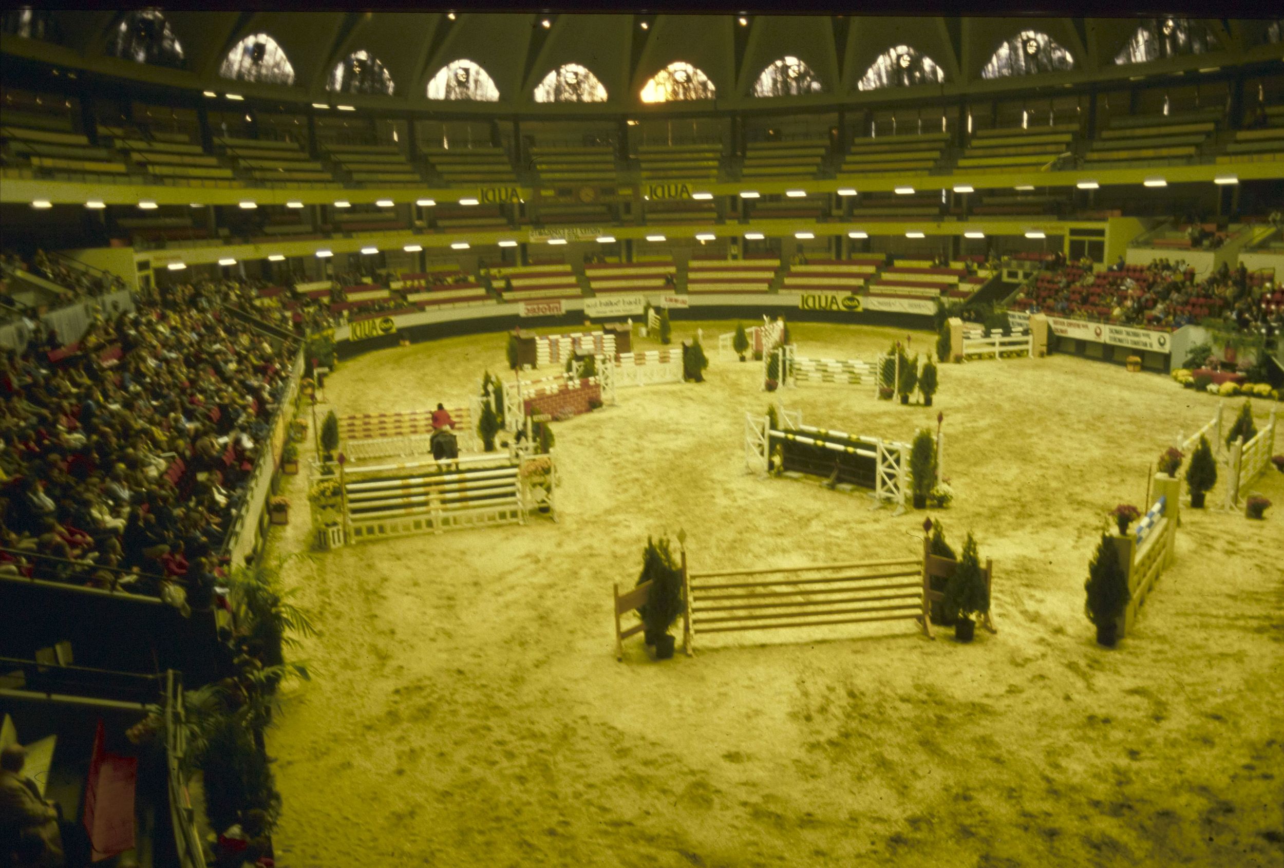 Jumping International de Lyon au Palais des Sports de Gerland : photographie couleur (1980, cote 1518WP/215)