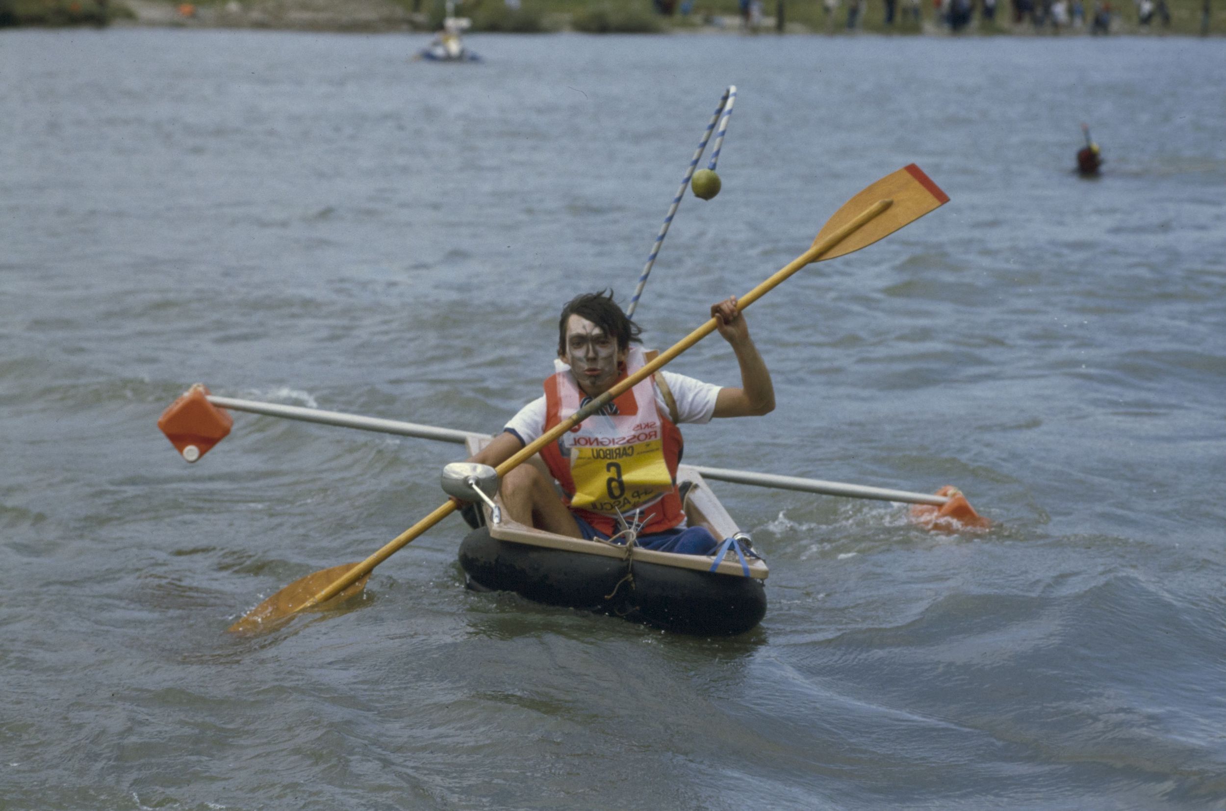 Embarcations descendant le Rhône lors du "mai de Lyon" : photographie couleur (1980, cote 1518WP/221)