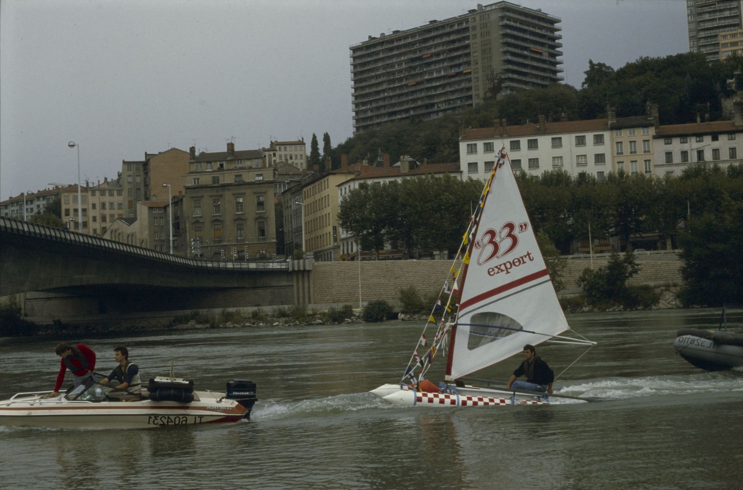 Embarcations descendant le Rhône lors du "mai de Lyon" : photographie couleur (1980, cote 1518WP/221)