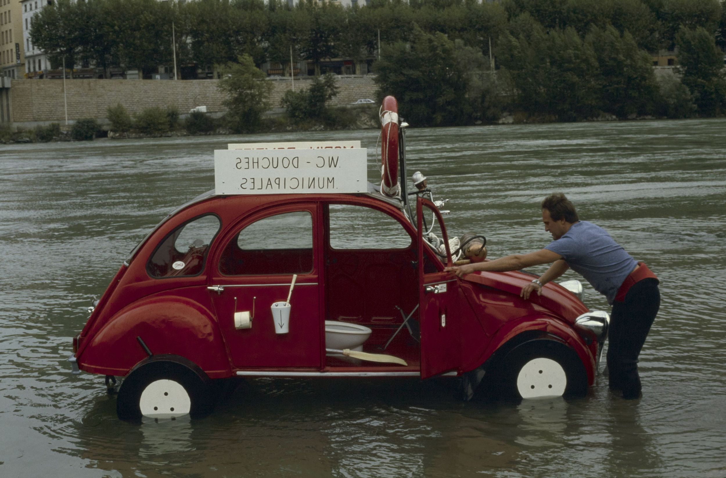 Embarcations descendant le Rhône lors du "mai de Lyon" : photographie couleur (1980, cote 1518WP/221)