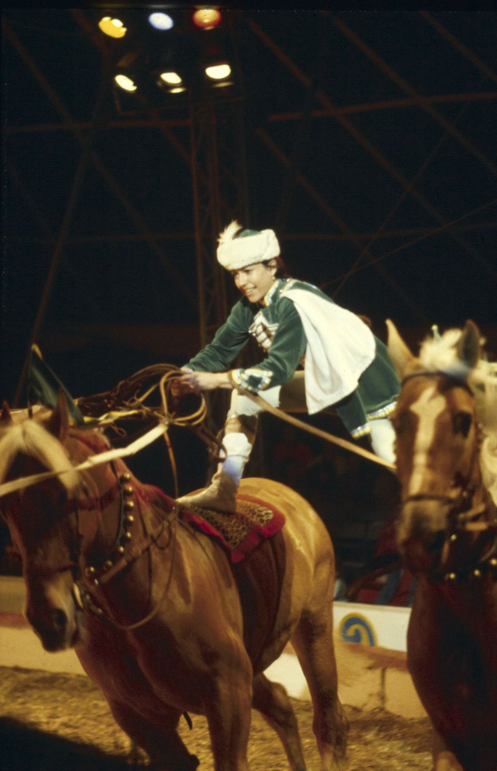 Cirque, numéro équestre : photographie couleur (1980, cote 1518WP/227)