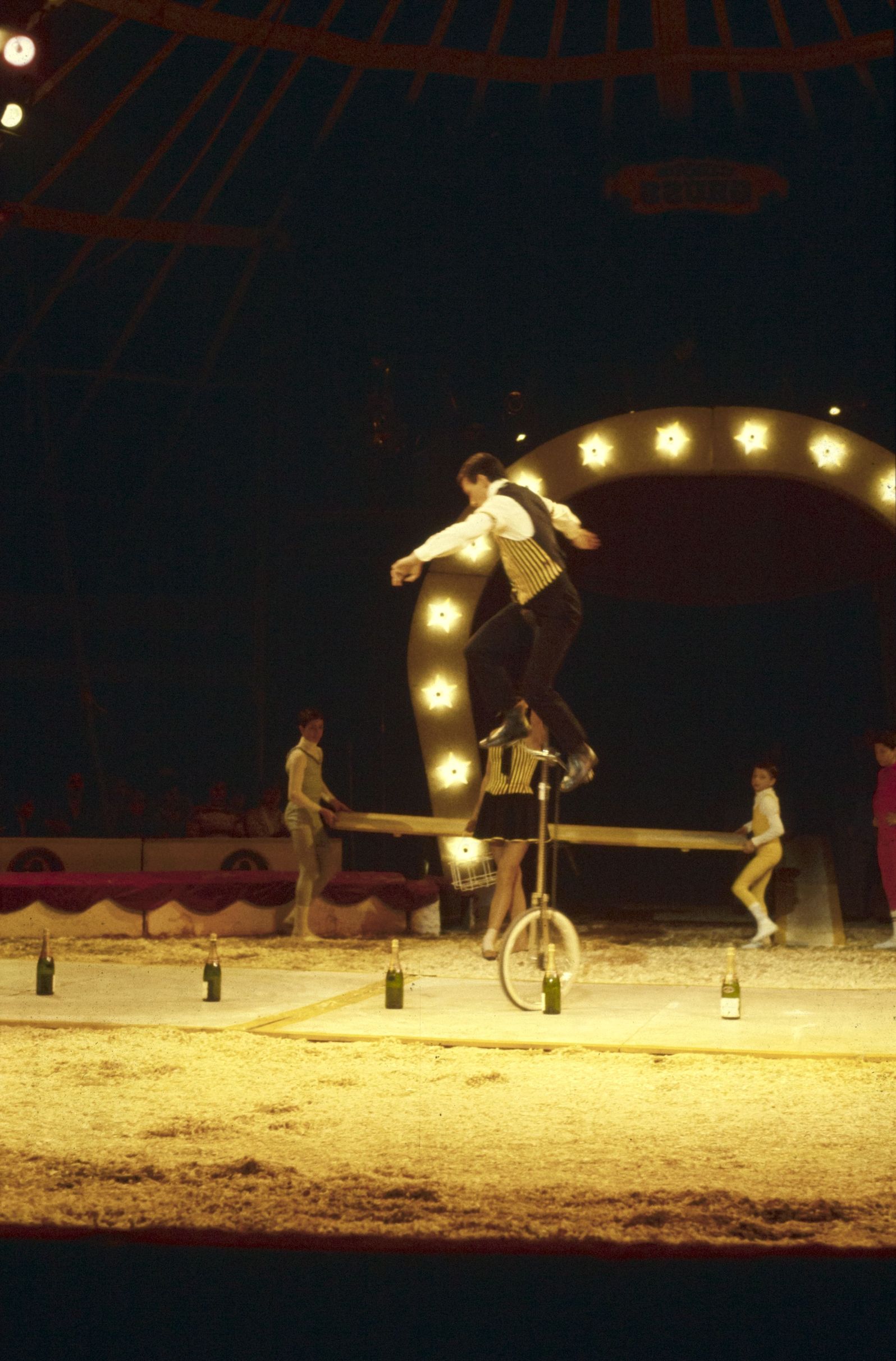 Cirque, numéro de monocycle : photographie couleur (1980, cote 1518WP/227)