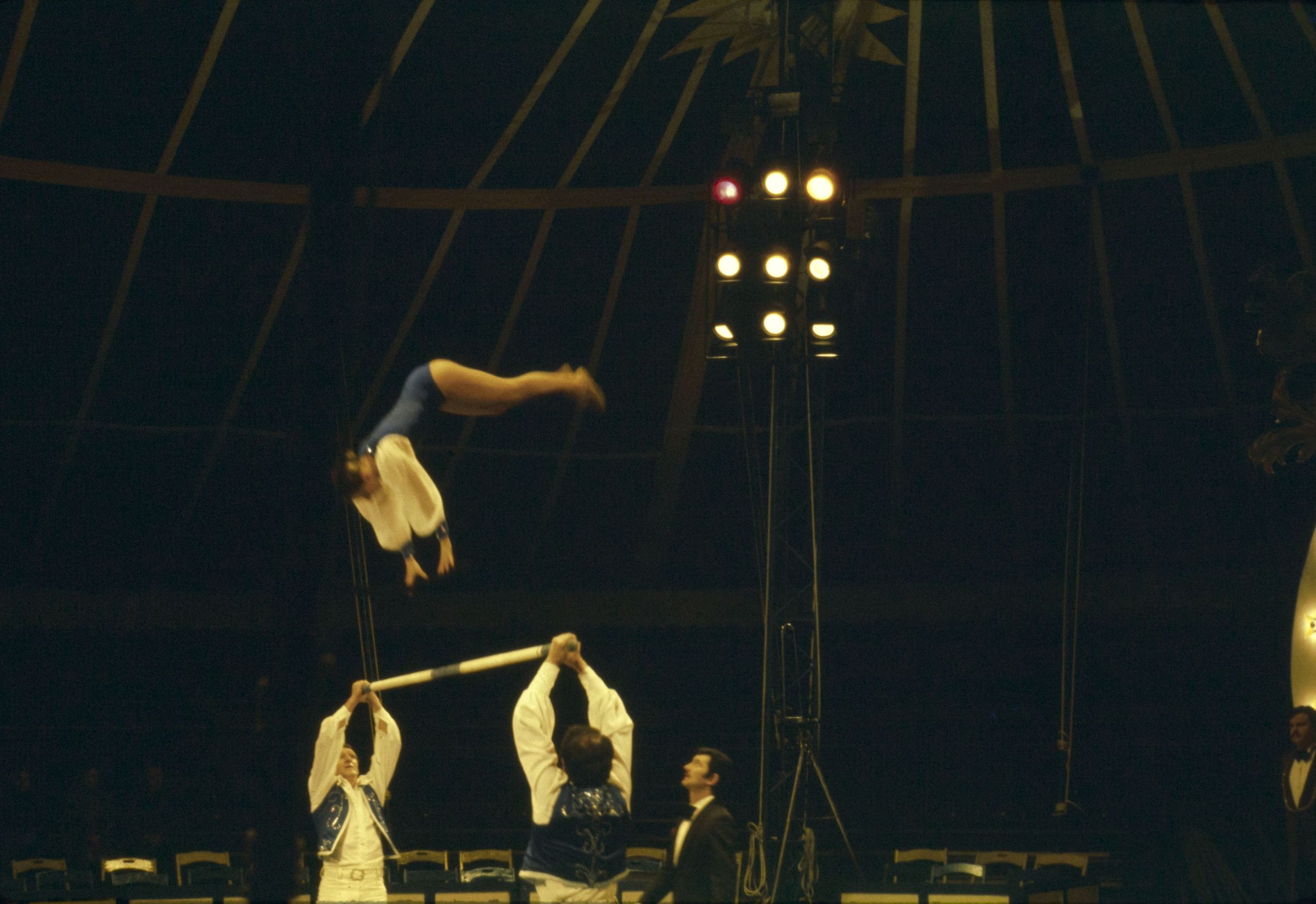 Cirque, numéro d'acrobatie : photographie couleur (1980, cote 1518WP/227)