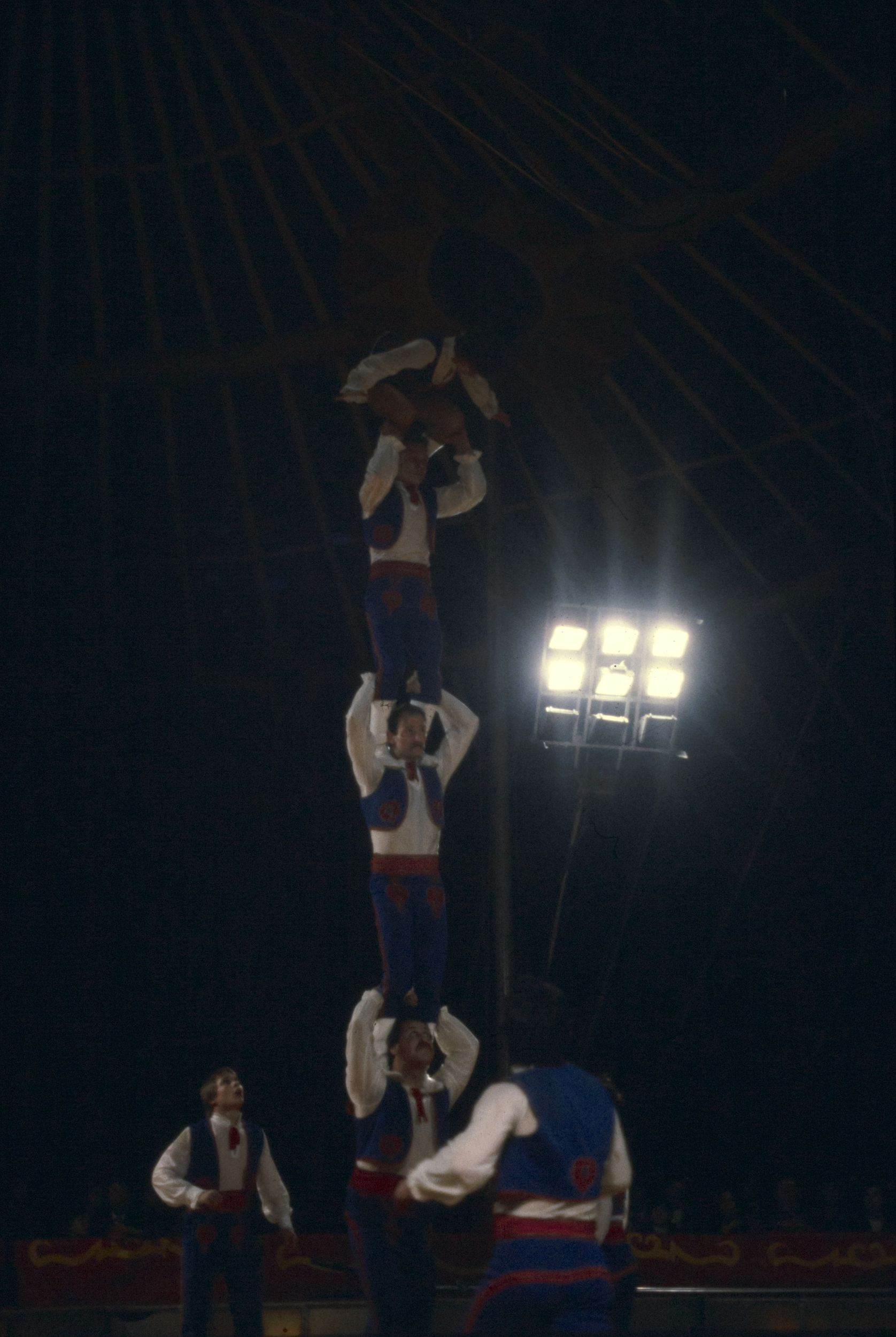 Cirque, numéro d'acrobatie : photographie couleur (1980, cote 1518WP/227)