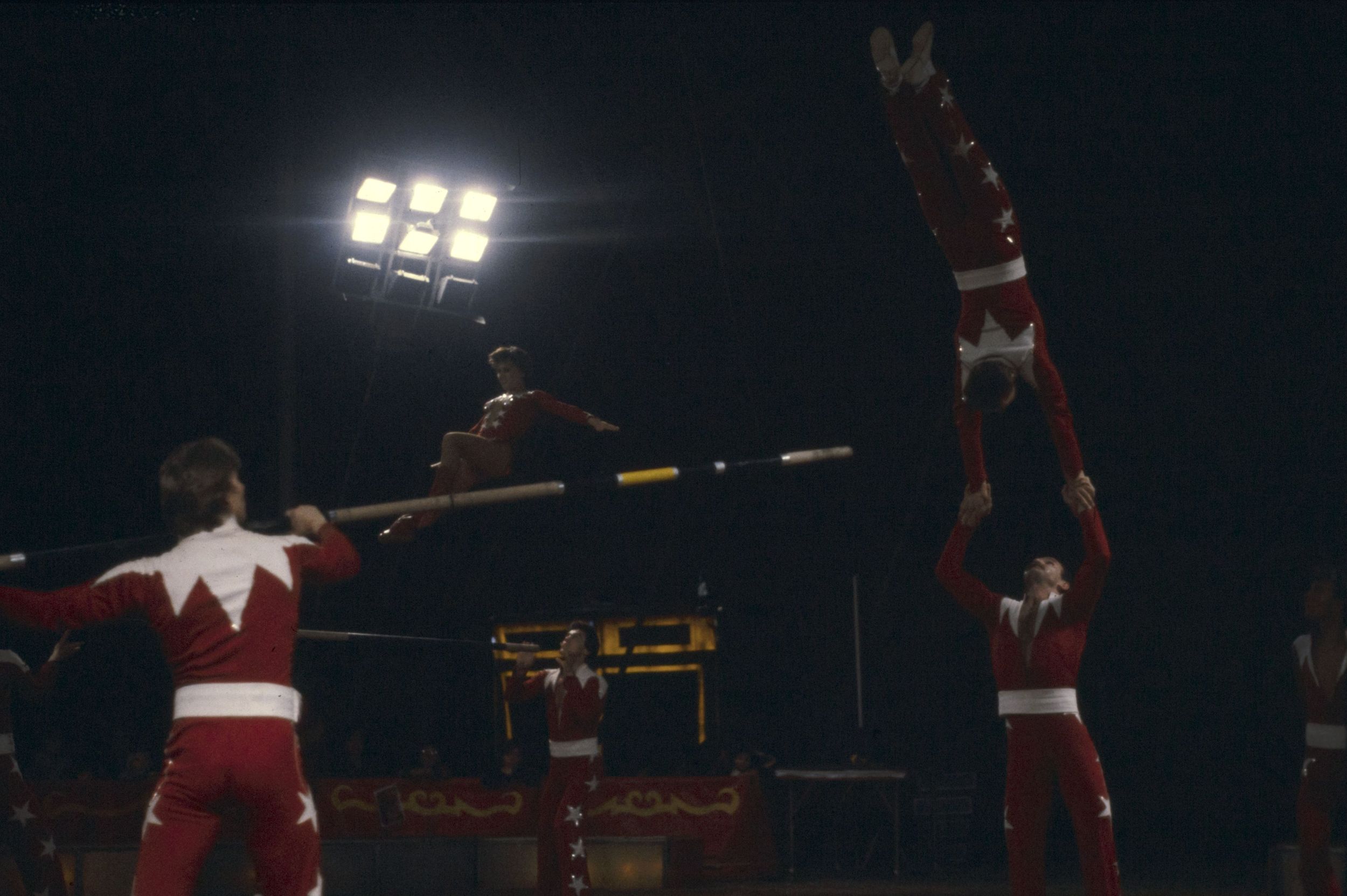 Cirque, numéro d'acrobatie : photographie couleur (1980, cote 1518WP/227)