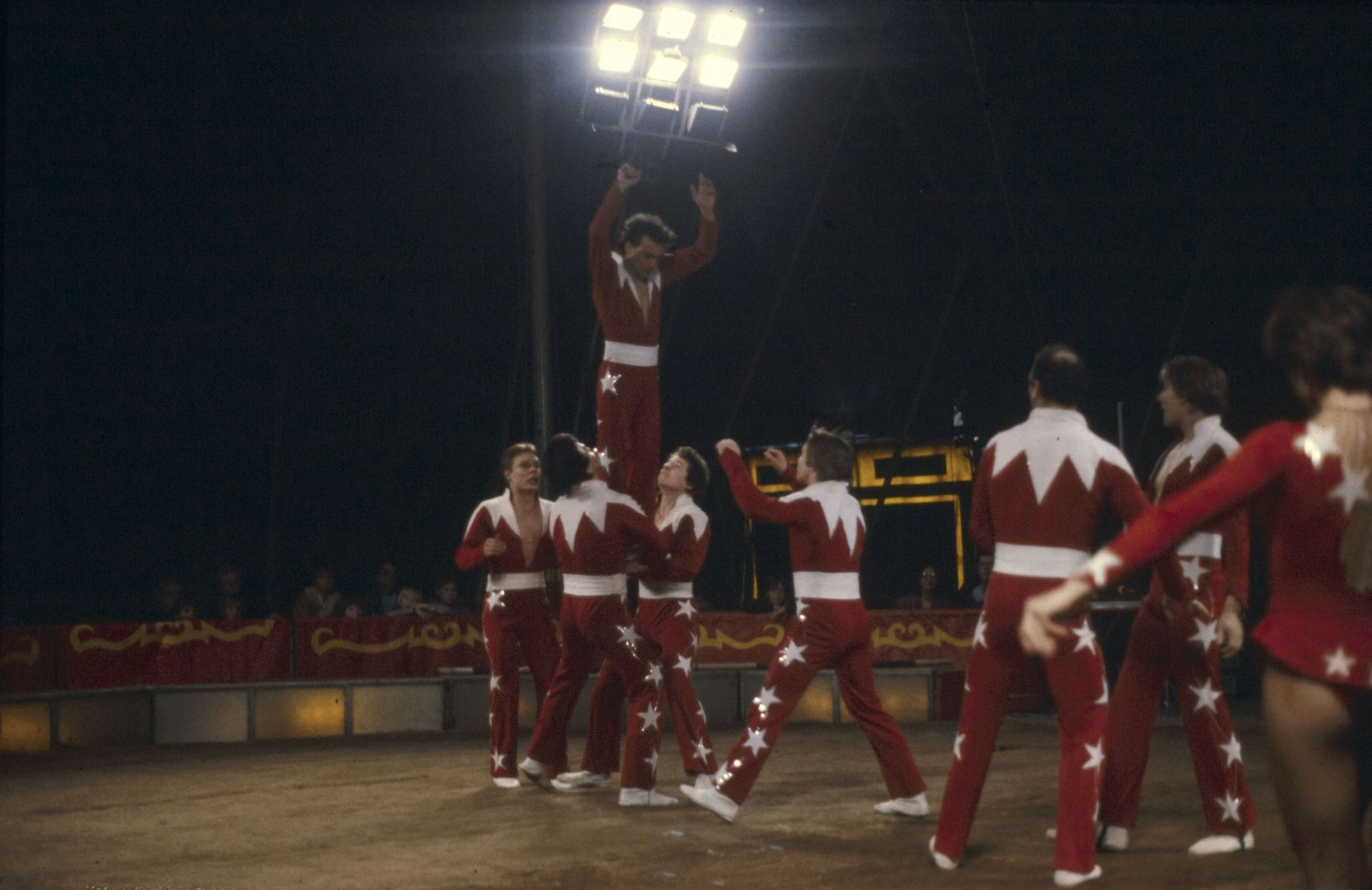 Cirque, numéro d'acrobatie : photographie couleur (1980, cote 1518WP/227)