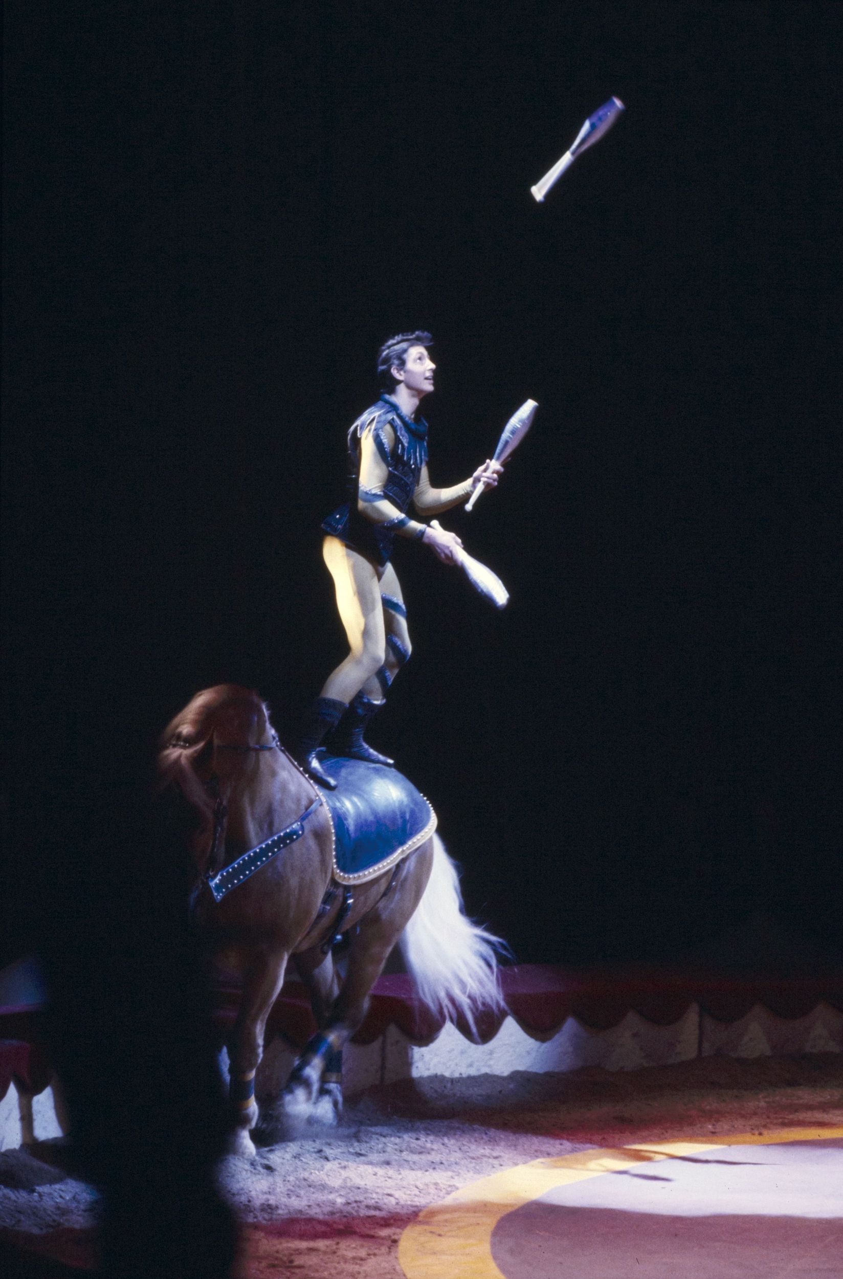 Cirque, numéro équestre et de jonglage : photographie couleur (1980, cote 1518WP/228)