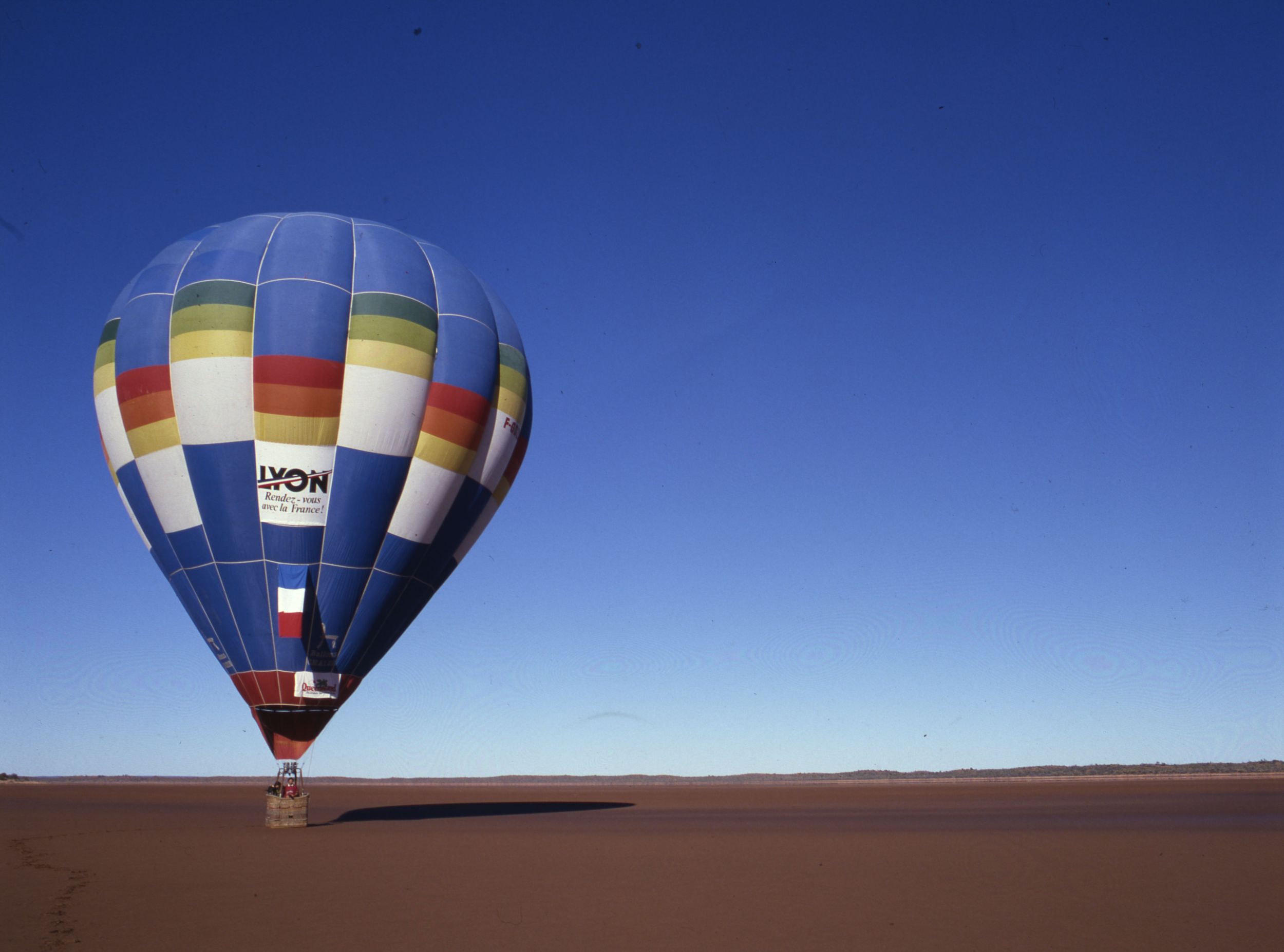  "Trans-australienne" du 29 mars au 17 avril 1988 - Montgolfière pilotée par deux lyonnais : photographie couleur (1988, cote 1518WP/337)