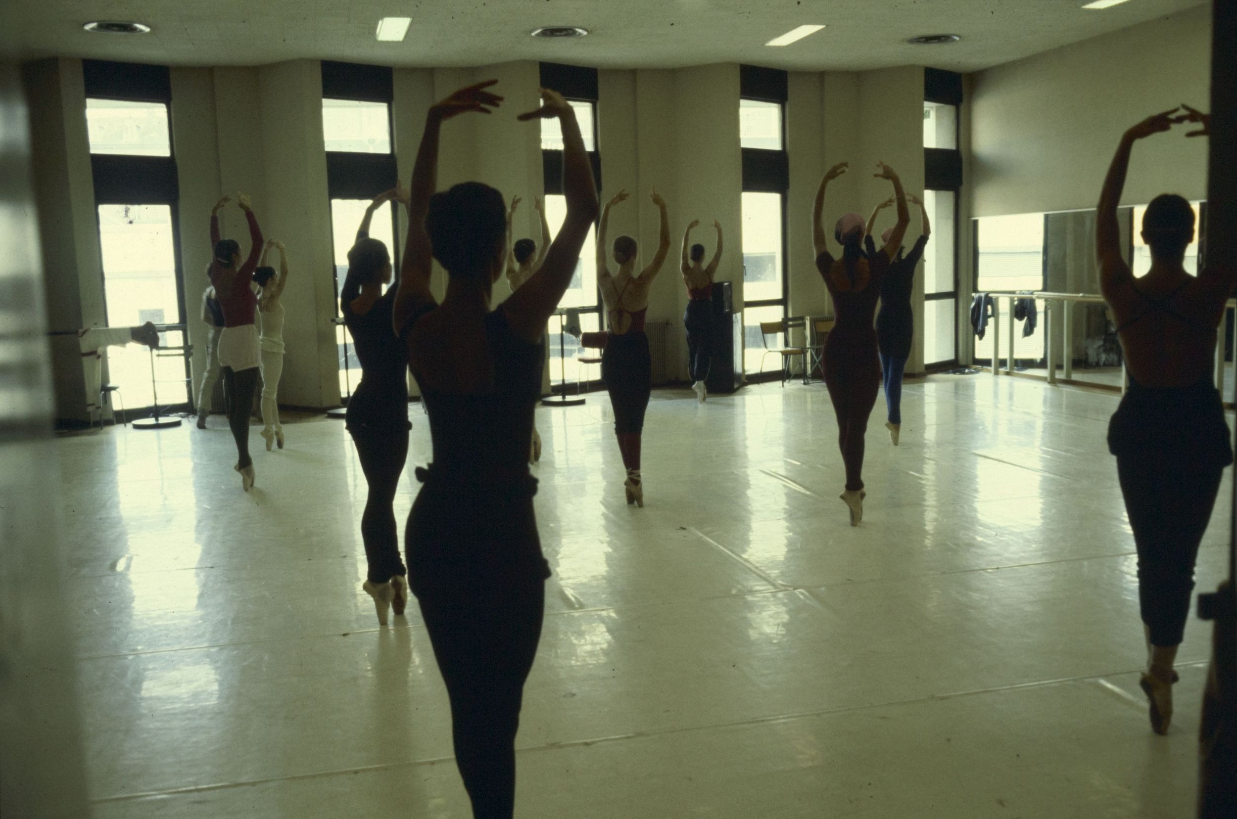 Cours de danse classique : photographie couleur (1980, cote 1518WP/361)