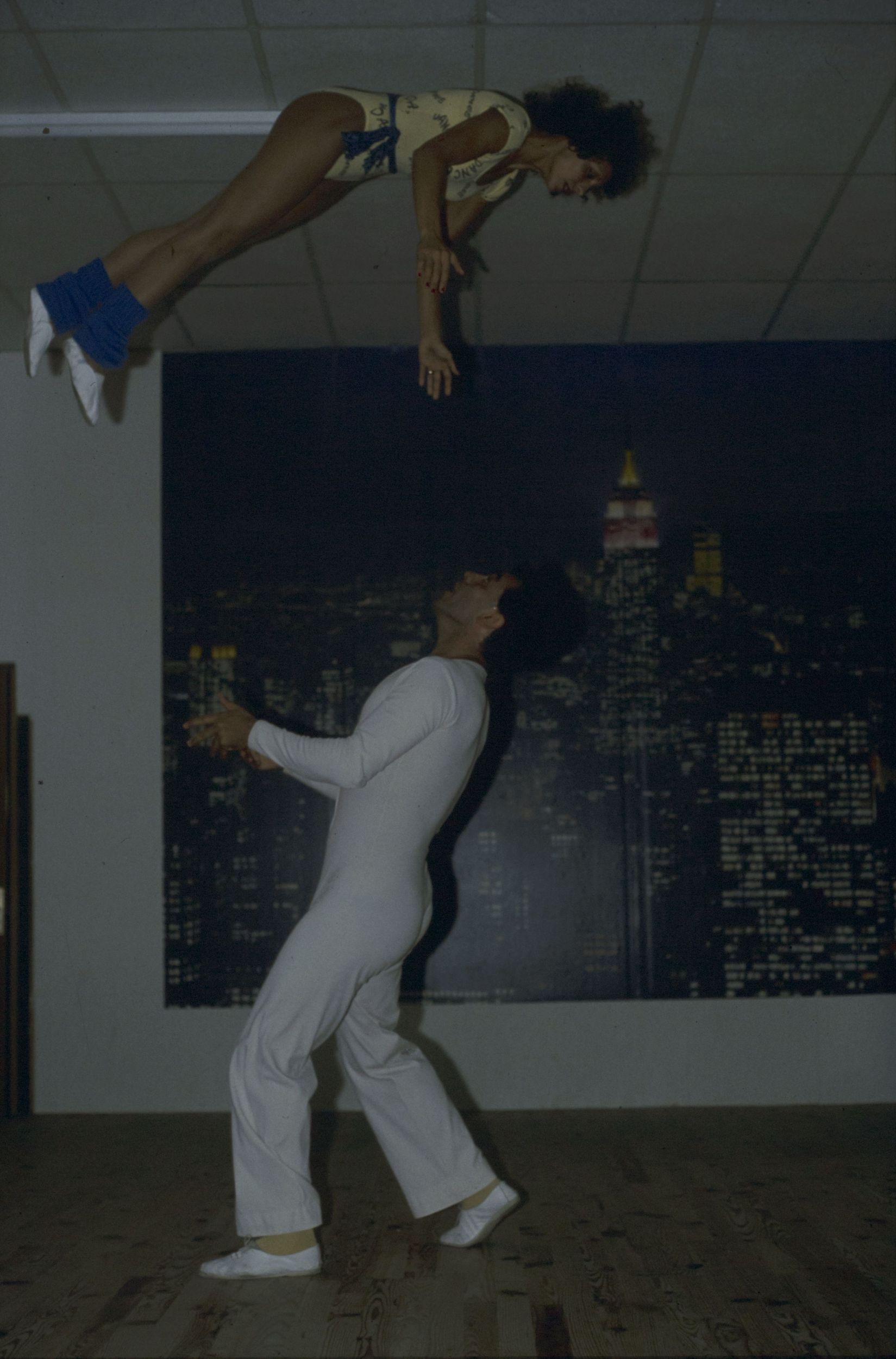 Démonstration de rock acrobatique : photographie couleur (1980, cote 1518WP/361)