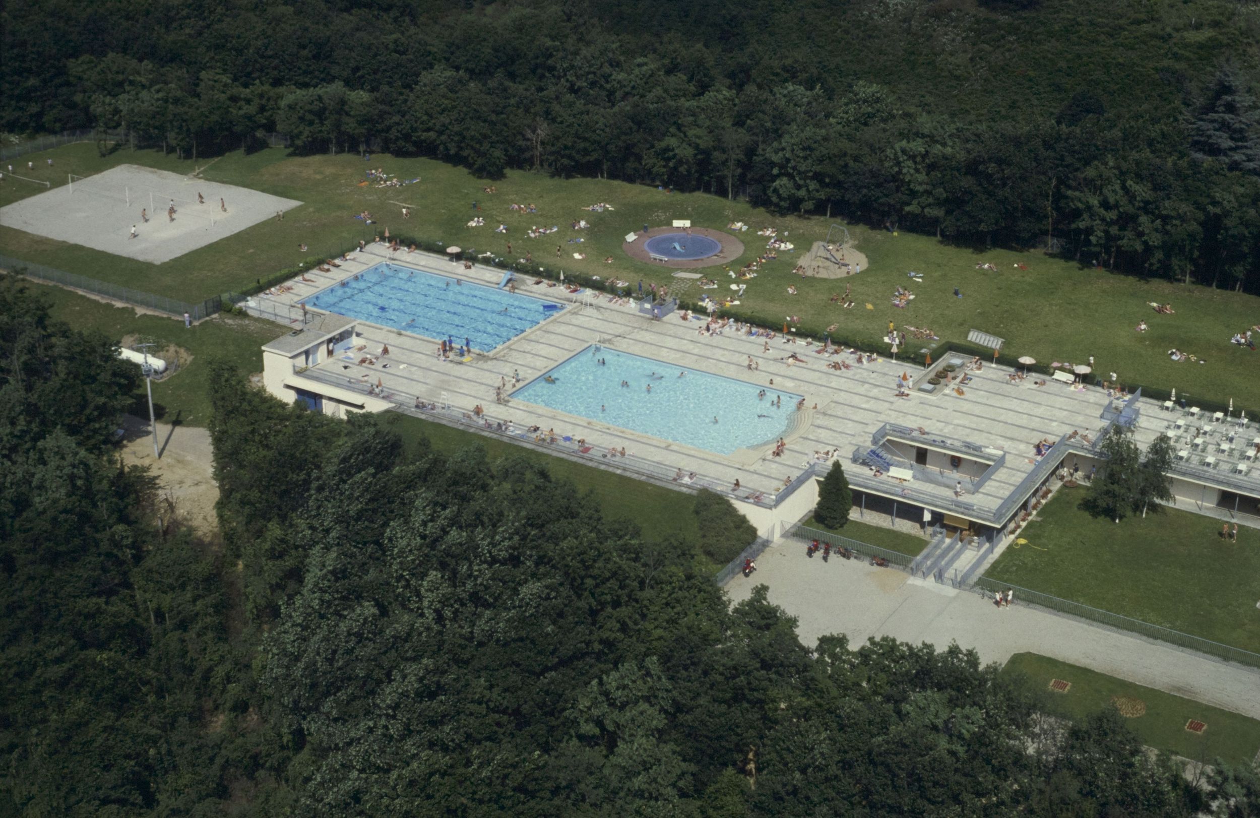 Piscine extérieure : photographie couleur (vers 1980, cote 1518WP/424)