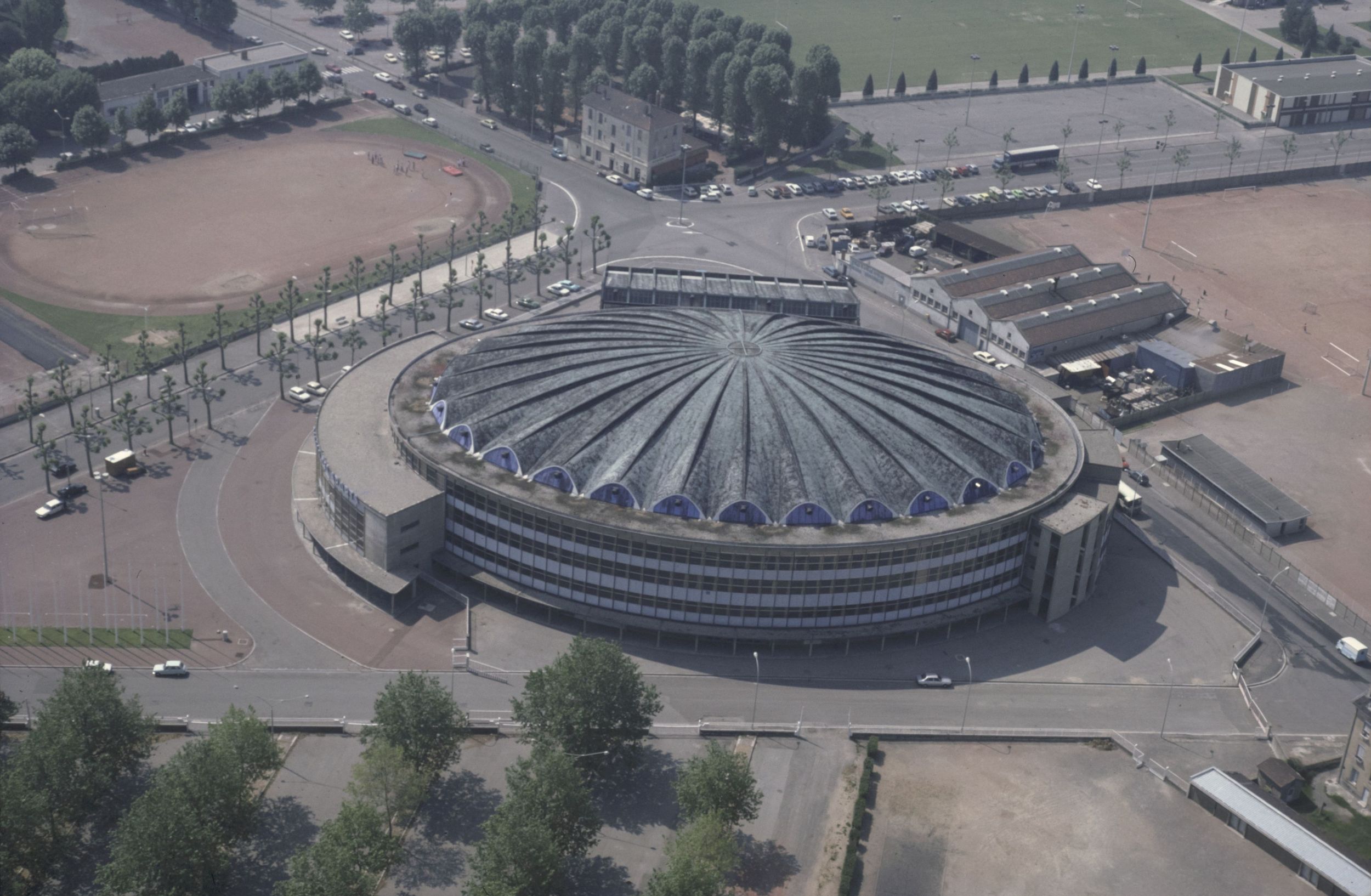 Palais des sports de Lyon : photographie couleur (vers 1980, cote 1518WP/424)