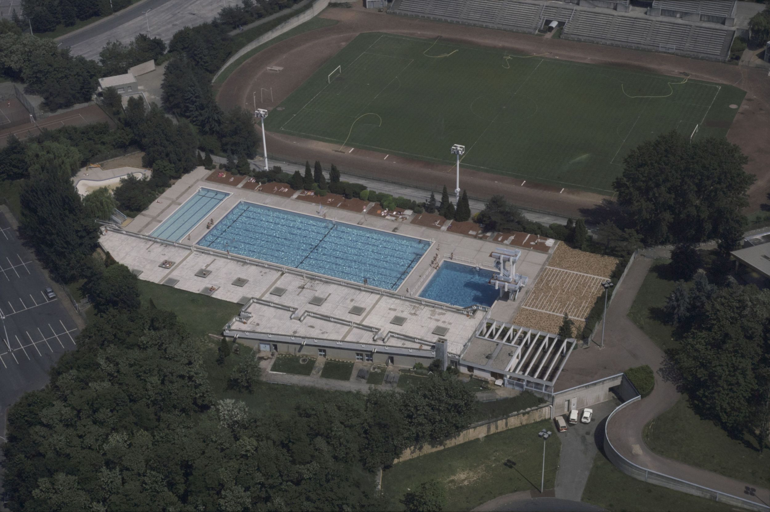 Piscine extérieure : photographie couleur (vers 1980, cote 1518WP/424)