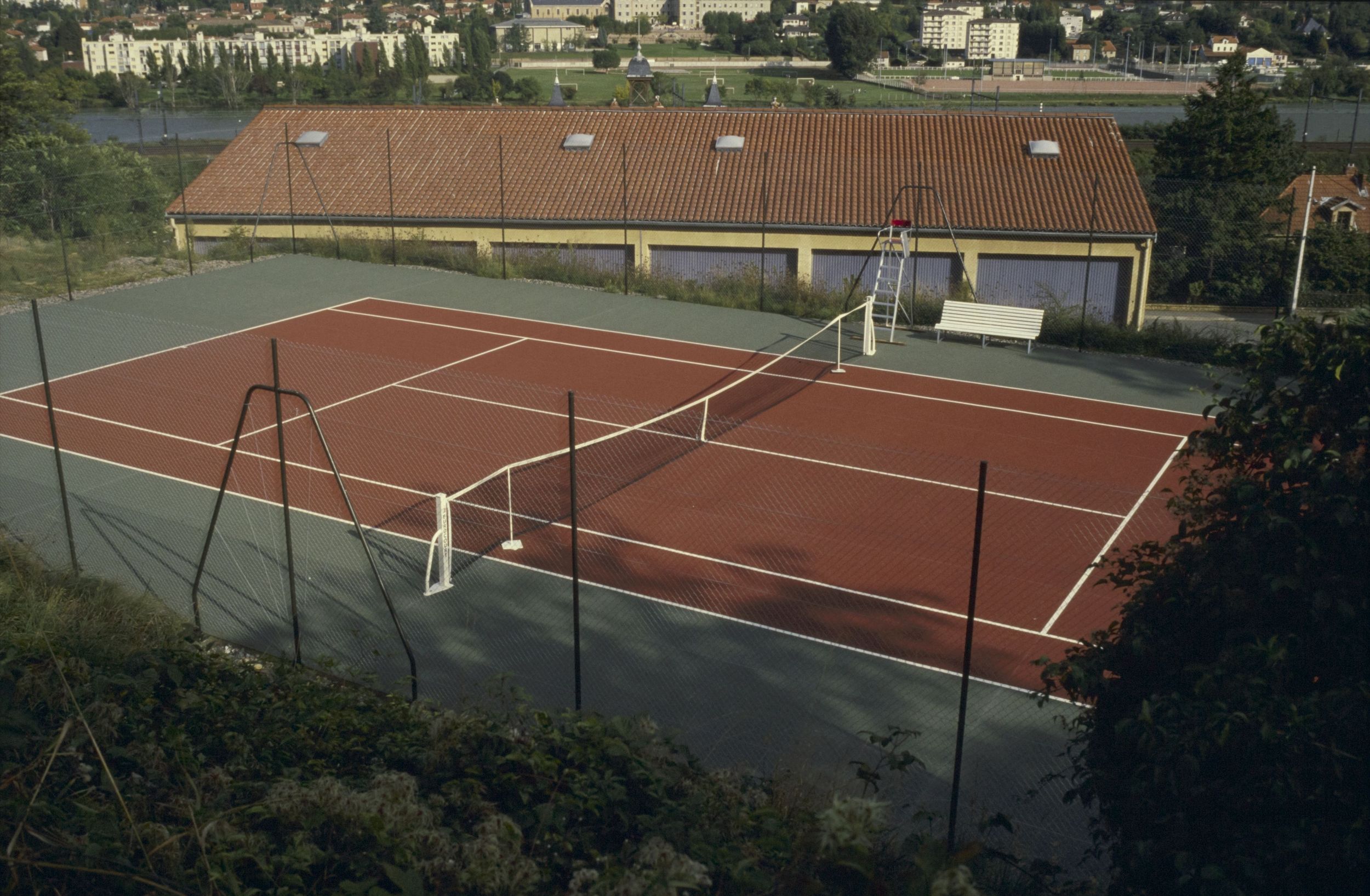 Tennis extérieur : photographie couleur (vers 1980, cote 1518WP/424)