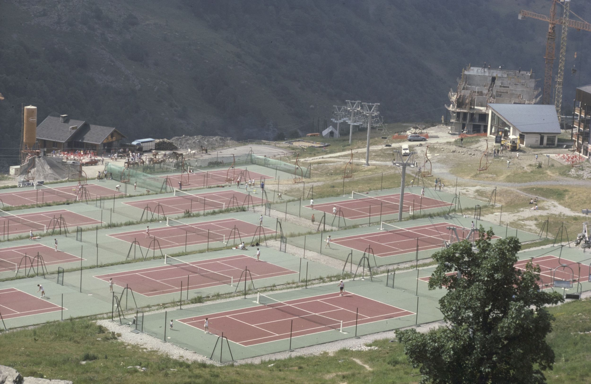 Tennis extérieur : photographie couleur (vers 1980, cote 1518WP/424)