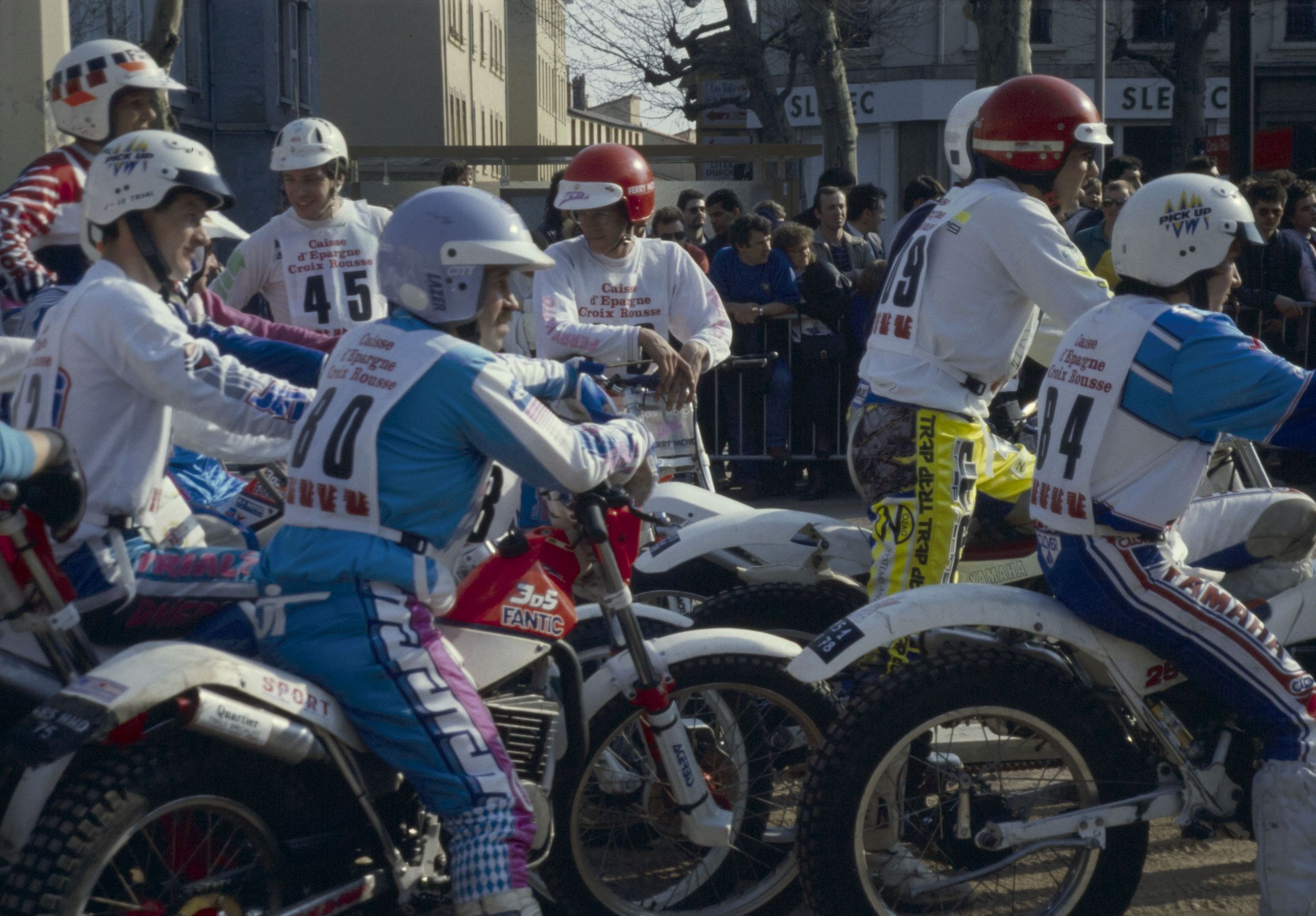 Course de moto - "Trial des 1000 marchés" dans les 1er et 4e arrondissements : photographie couleur (1990, cote 1518WP/659)