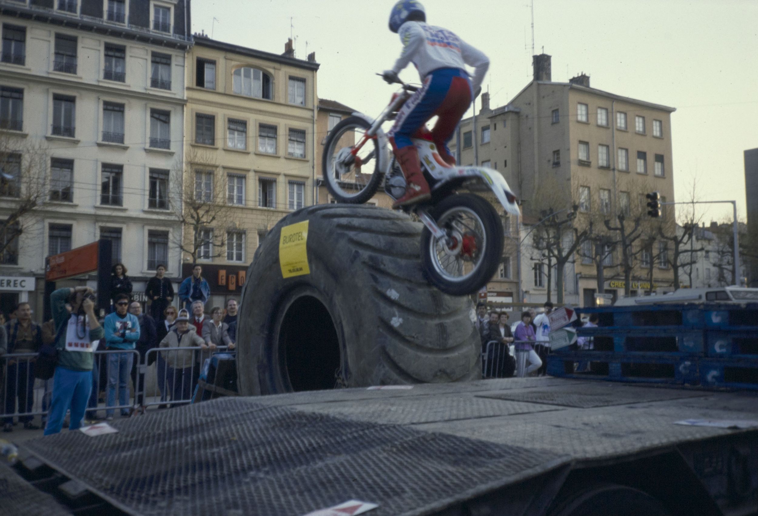 Course de moto - "Trial des 1000 marchés" dans les 1er et 4e arrondissements : photographie couleur (1990, cote 1518WP/659)