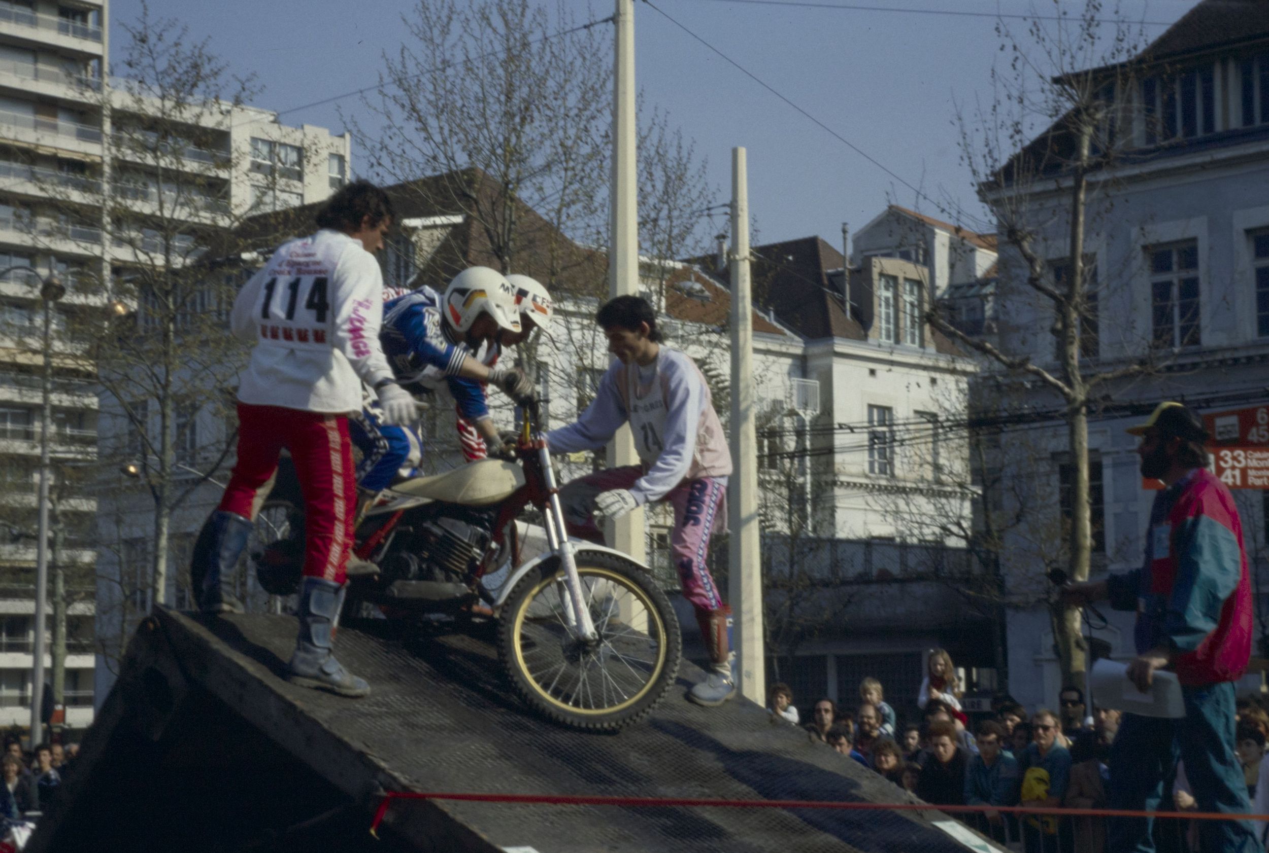 Course de moto - "Trial des 1000 marchés" dans les 1er et 4e arrondissements : photographie couleur (1990, cote 1518WP/659)