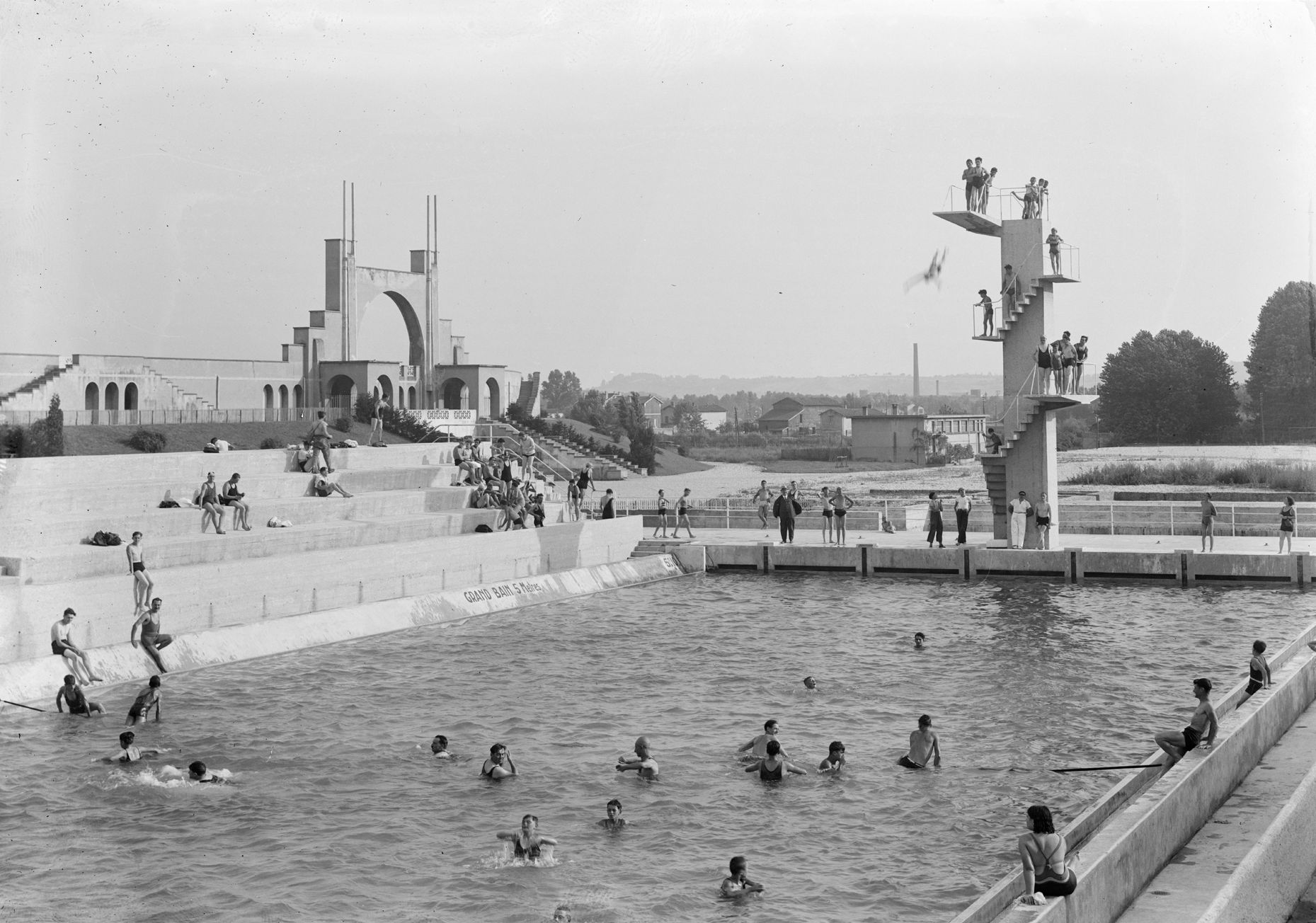 Piscine de Gerland, vue d'ensemble : photographie NB sur plaque de verre (1935, cote 15PH/1/352)